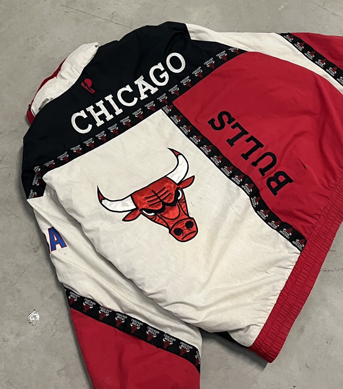 image of Pro Player x Vintage 90's Chicago Bulls Nba Puffer Jacket in Black, Men's (Size 2XL)