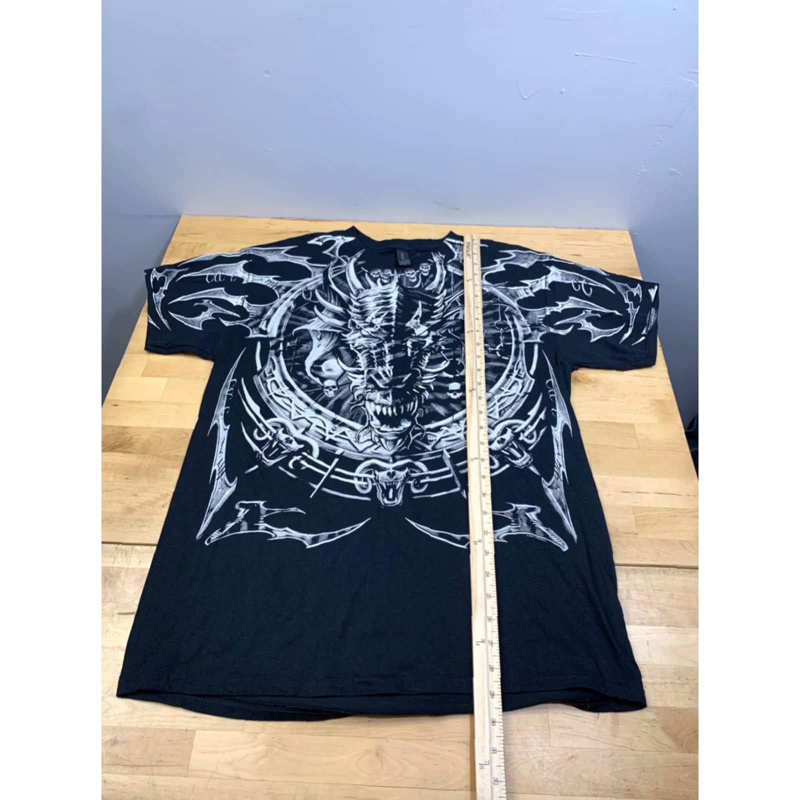 Gildan VINTAGE Dragon Catcher Shirt Dragons Skull Tribal Y2K AOP Gildan Black Cotton Mens L Short Sleeve Crew Neck 2000-2009 Size US L / EU 52-54 / 3 - 4 Thumbnail