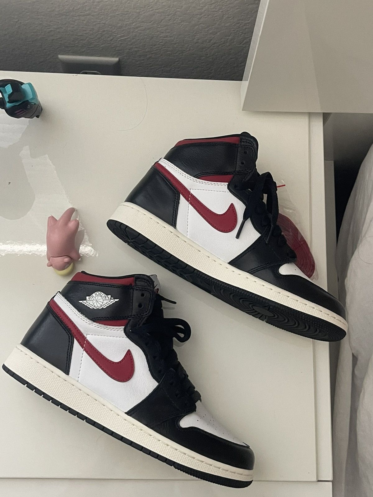 Nike Jordan 1 Retro High Black Gym Red GS Size US 7 / EU 40 - 4 Thumbnail