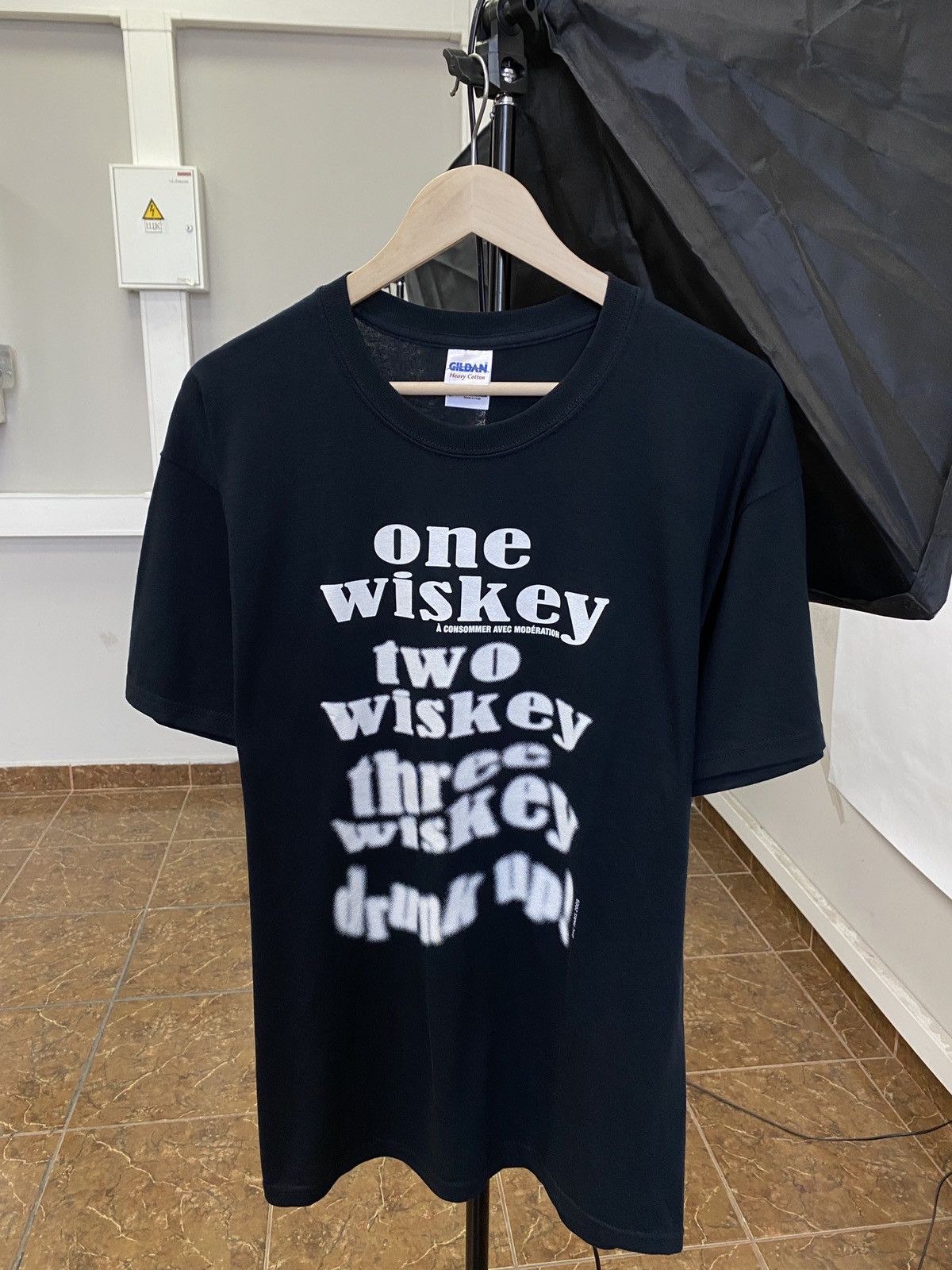 Budweiser 🇺🇸 Vintage Y2K One Whiskey Two Whiskey Humor T-Shirt Rare Size US L / EU 52-54 / 3 - 1 Thumbnail