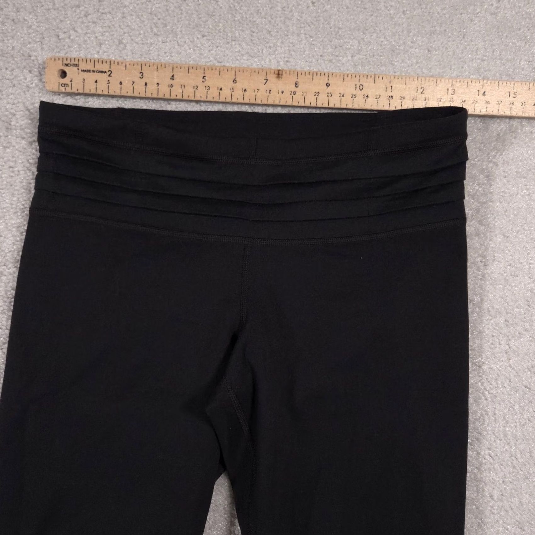 Under Armour Under Armour Leggings Womens Small AllSeason Gear Cropped Yoga Activewear Gym Black Capri Short Inseam 19in Womens/S Size 28" / US 6 / IT 42 - 5 Thumbnail