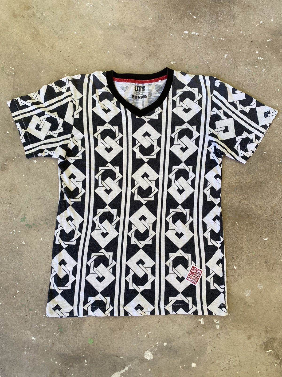 Uniqlo Uniqlo UT Japanese Pattern All Over Print Tee Japan Size US S / EU 44-46 / 1 - 1 Thumbnail