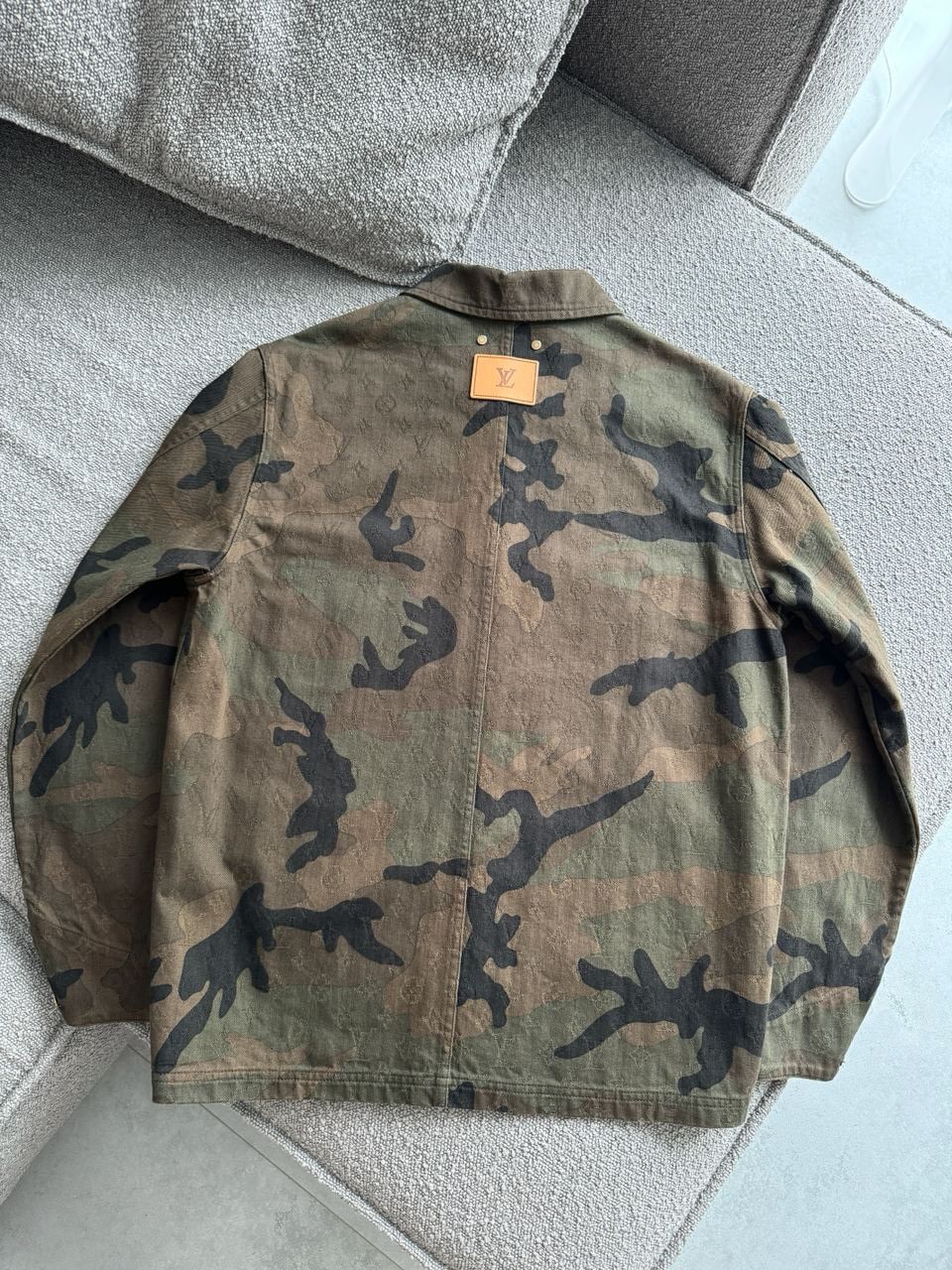 Louis Vuitton × Supreme LOUIS VUITTON x SUPREME CAMO MONOGRAM DENIM TRUCKER JACKET Size US S / EU 44-46 / 1 - 9 Thumbnail