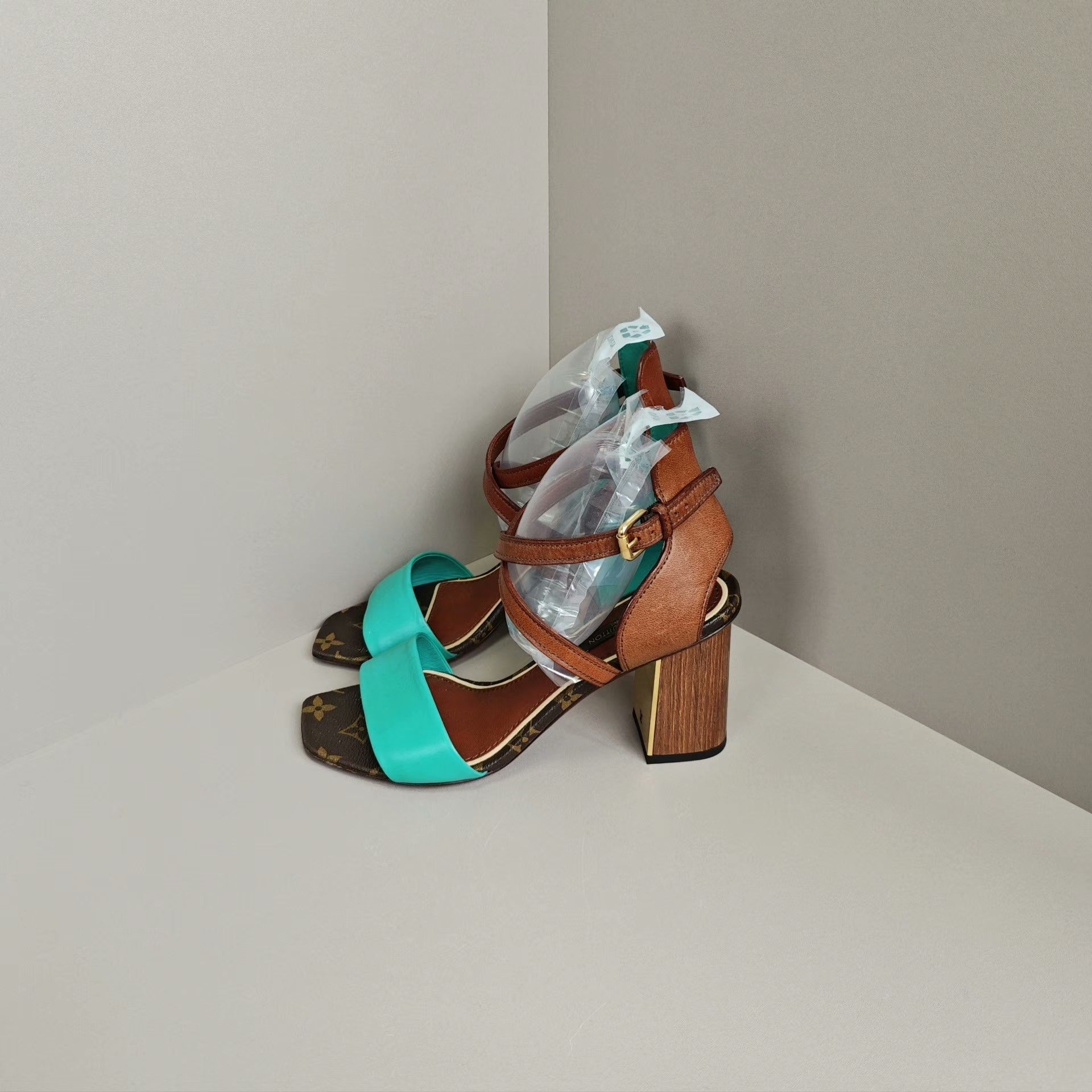 Louis Vuitton Louis Vuitton Sandals us_6 Women Size US 6 / IT 36 - 1 Thumbnail
