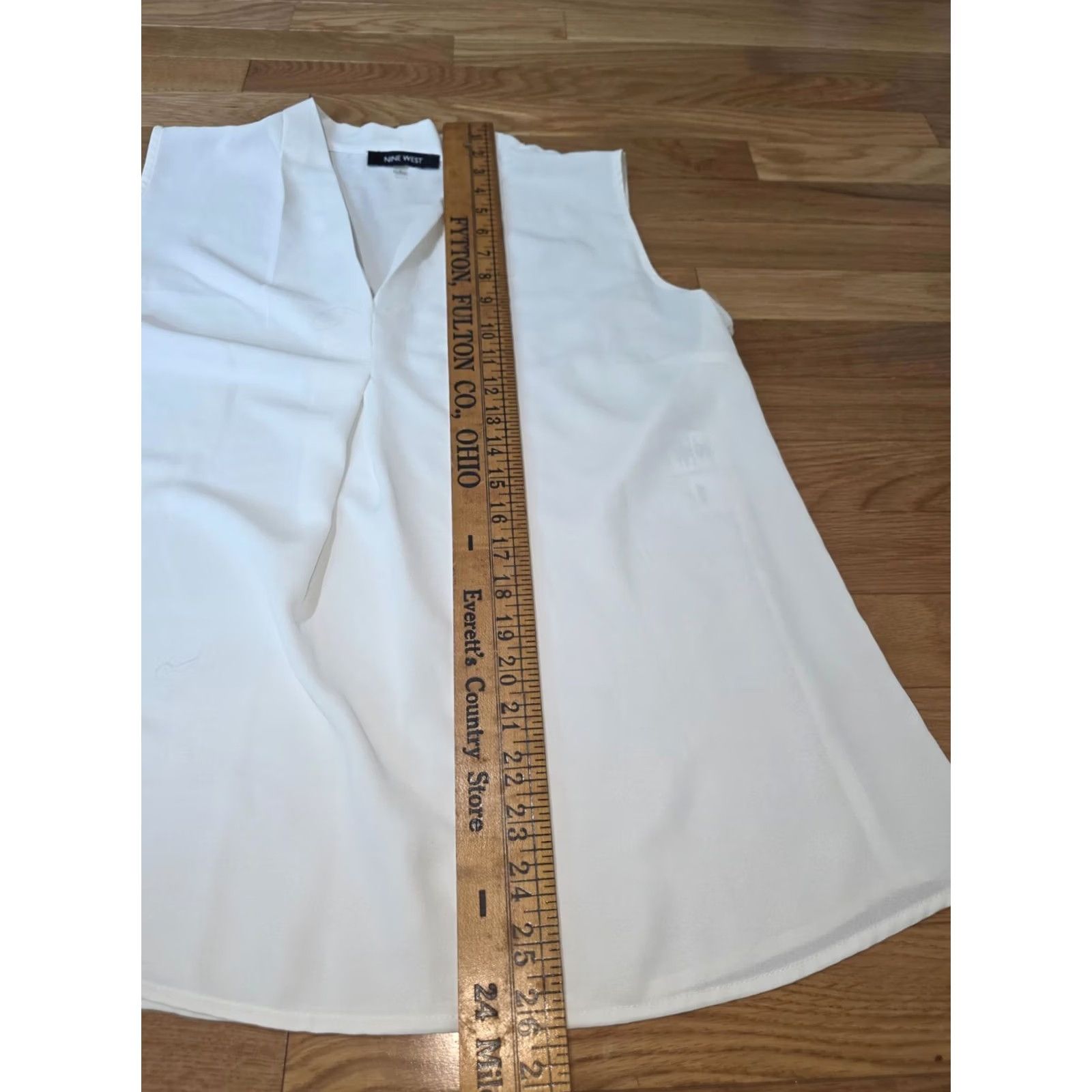 Nine West VINTAGE? No — Nine West Blouse Top Women L White Sleeveless V-Neck Pleated Polyester 100% Casual Party/Cocktail Shirt Women XS? Size L / US 10 / IT 46 - 5 Thumbnail