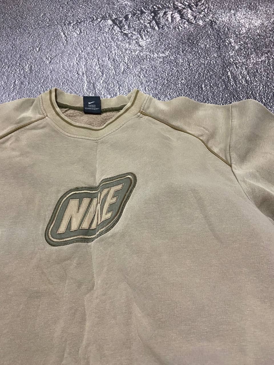 Vintage Vintage Nike Y2K Diestressed big print sweatshirt Size US L / EU 52-54 / 3 - 6 Thumbnail
