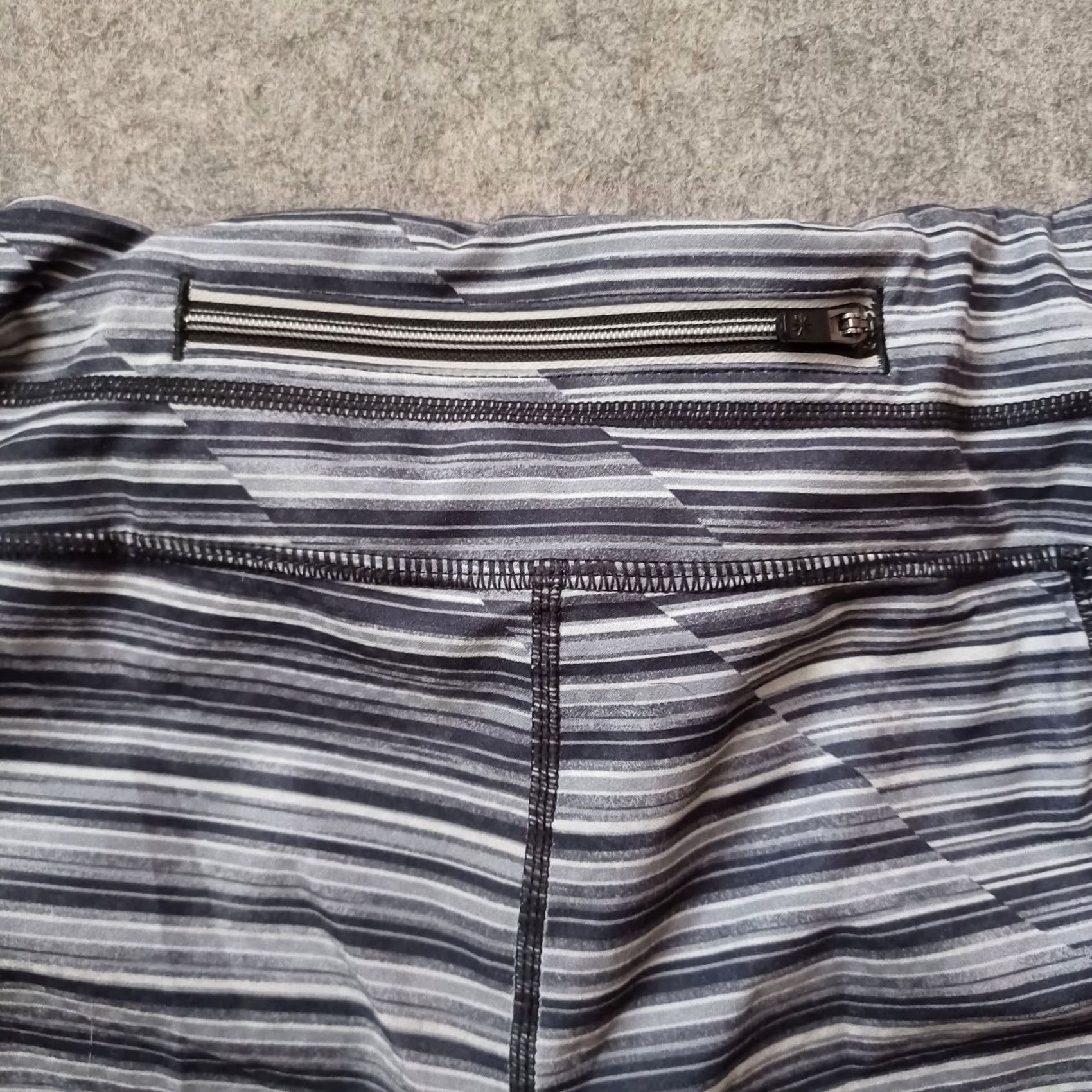 Athleta Athleta Leggings Womens Small Gray Black Striped Capri Zip Pocket Pockets Size 28" / US 6 / IT 42 - 3 Thumbnail