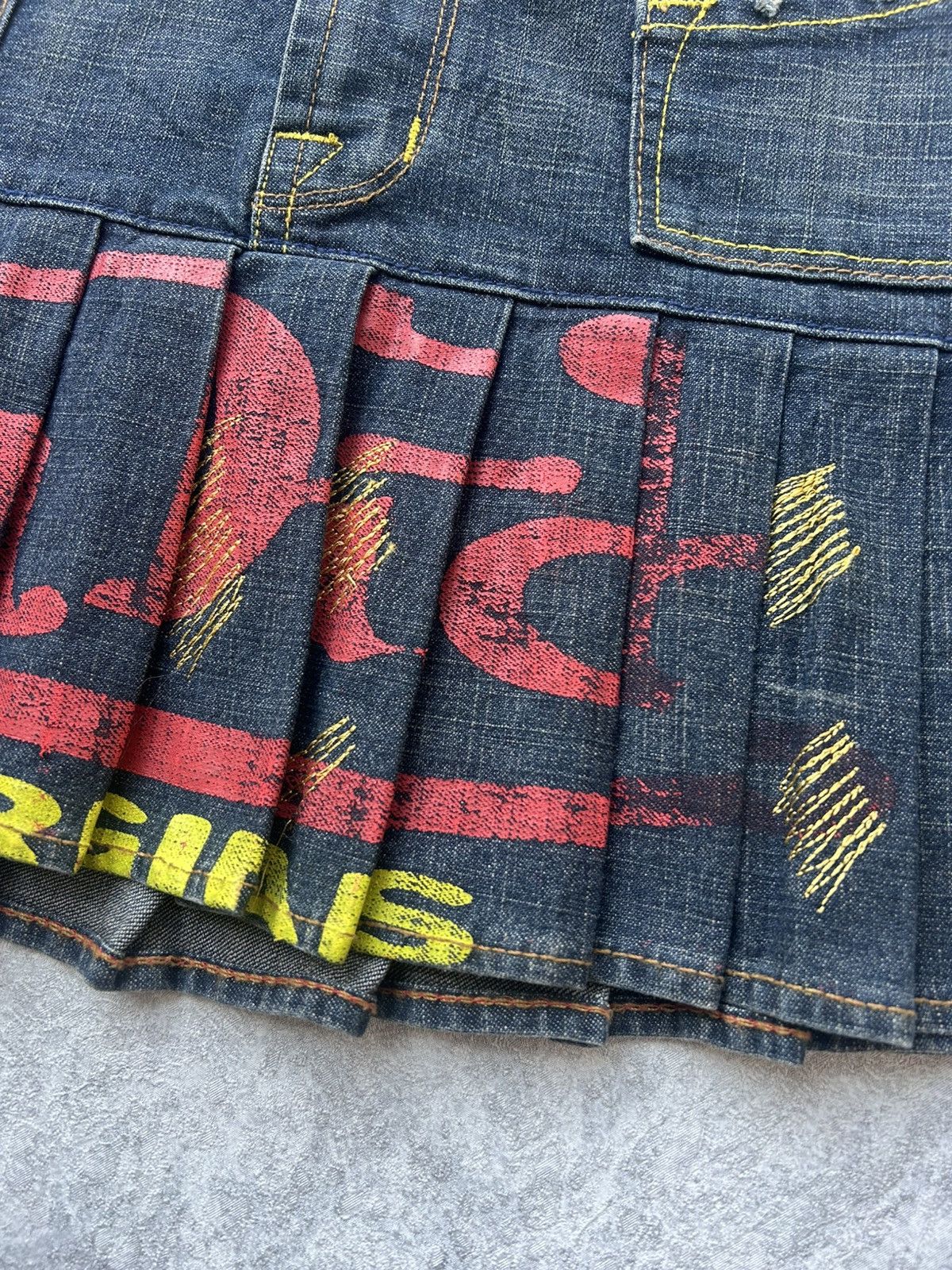 Von Dutch Vintage Y2K Von Dutch Big Logo Pleated Denim Mini Skirt Size 28" / US 6 / IT 42 - 9 Thumbnail