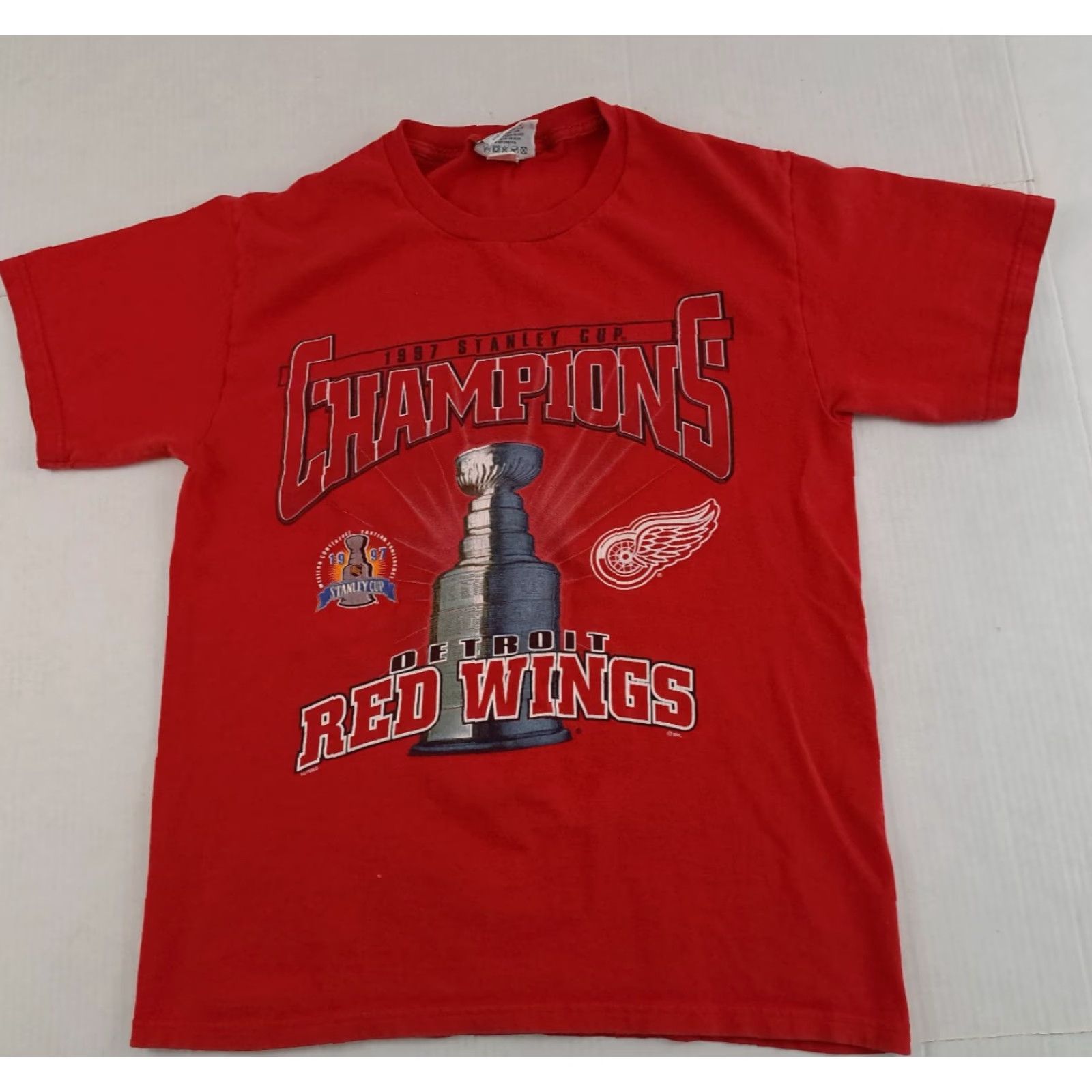 Lee VINTAGE Detroit Red Wings Hockey T-Shirt Lee USA Made 1997 Champions- Med Shirt Unisex Adults Red 90s Men Women Size US M / EU 48-50 / 2 - 2 Thumbnail