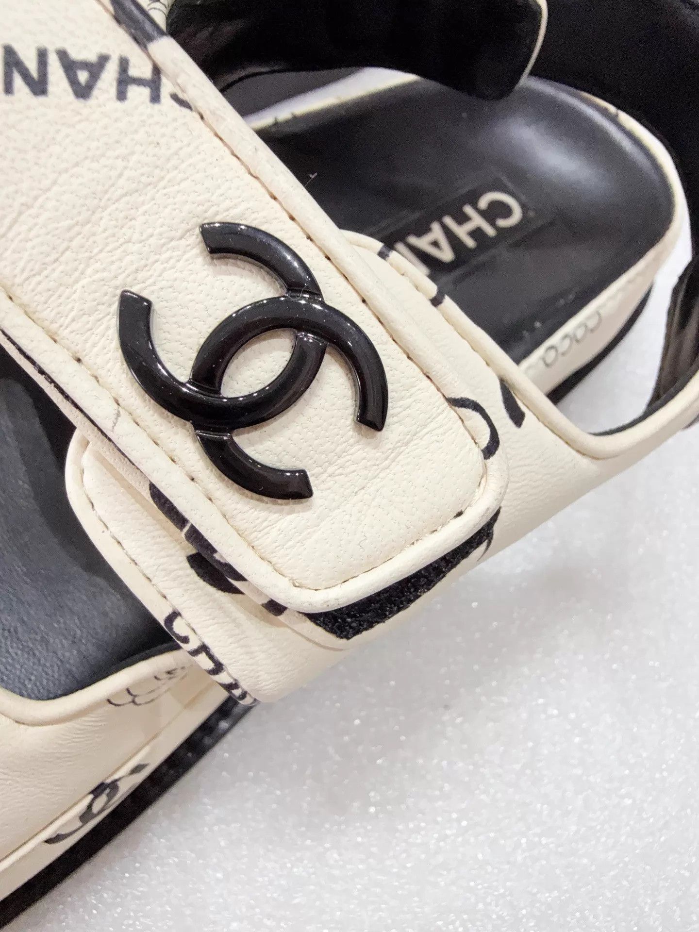 Chanel Chanel Graffiti Camellia Sandals 38.5 98 New Size US 8 / IT 38 - 4 Thumbnail