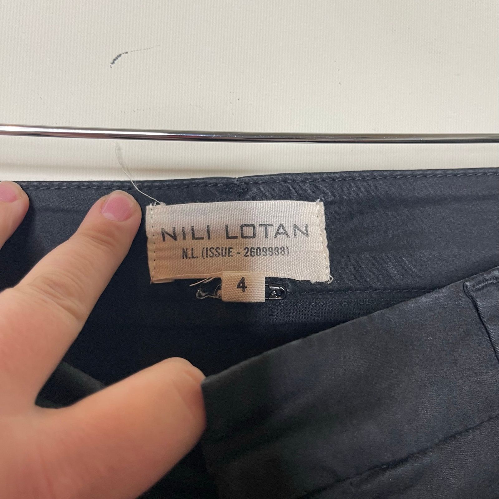 Nili Lotan Nili Lotan cropped chino pants in cavern black sz 4 Size 28" / US 6 / IT 42 - 2 Thumbnail