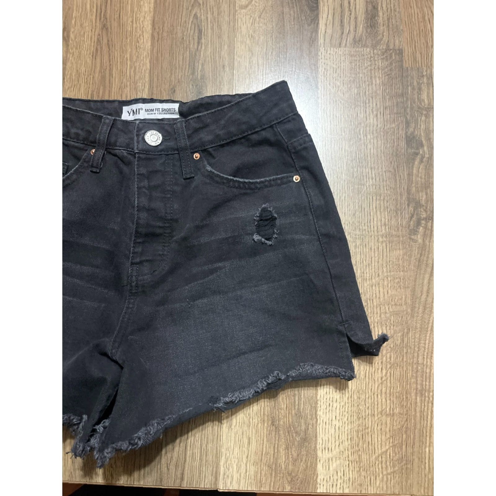 Vintage YMI Shorts Women's 3/26 Black Denim Mom Fit Cut-Off Raw Hem Regular Inseam 3.5 in Size 26" / US 2 / IT 38 - 4 Thumbnail
