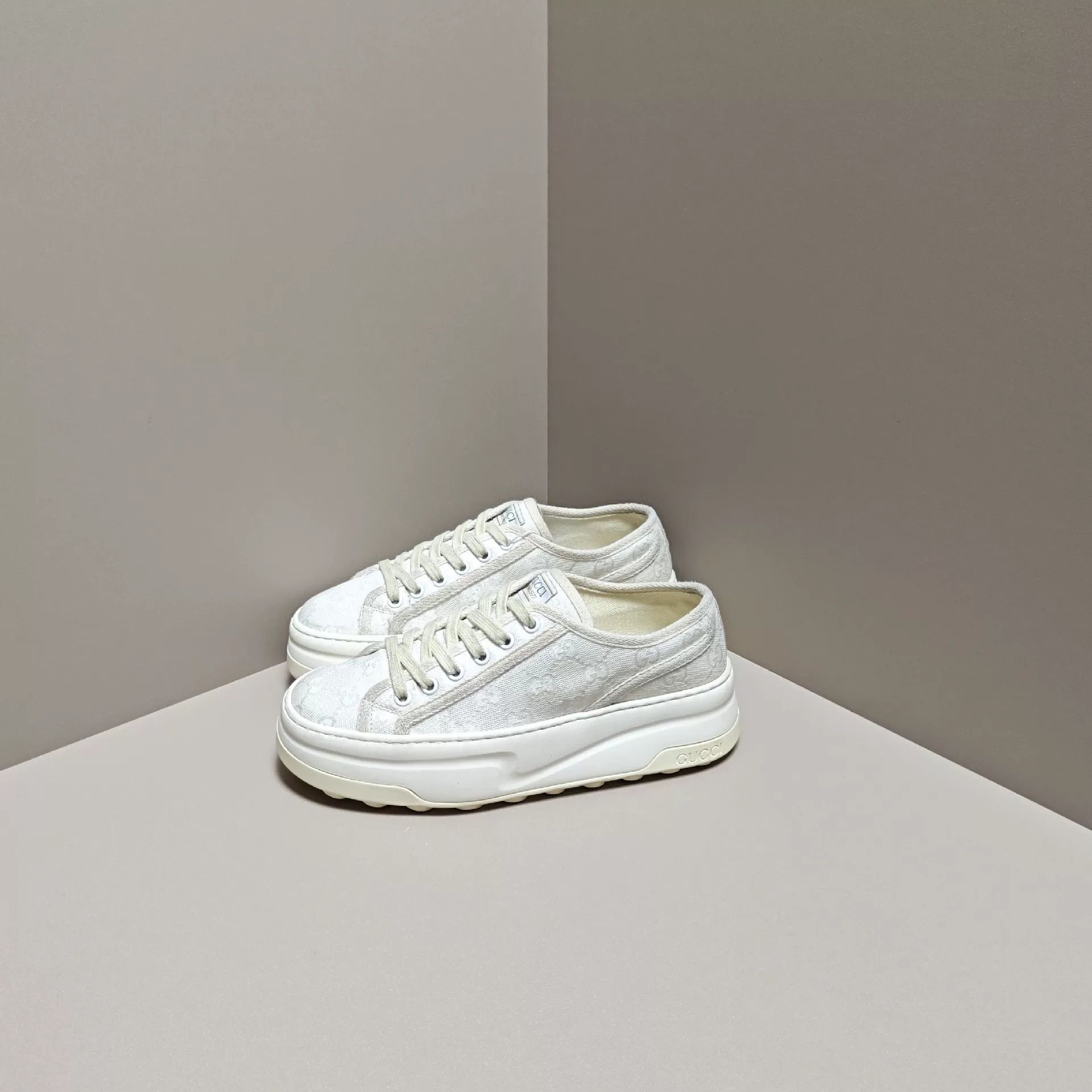 Gucci Gucci Lowtop Sneakers us_7 Women Size US 7 / IT 37 - 1 Thumbnail