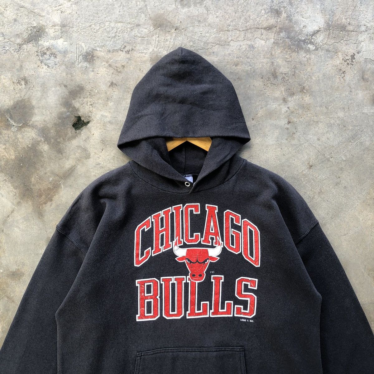 Vintage Vintage sunfaded CHICAGO BULLS big print hoodie Size US L / EU 52-54 / 3 - 3 Thumbnail