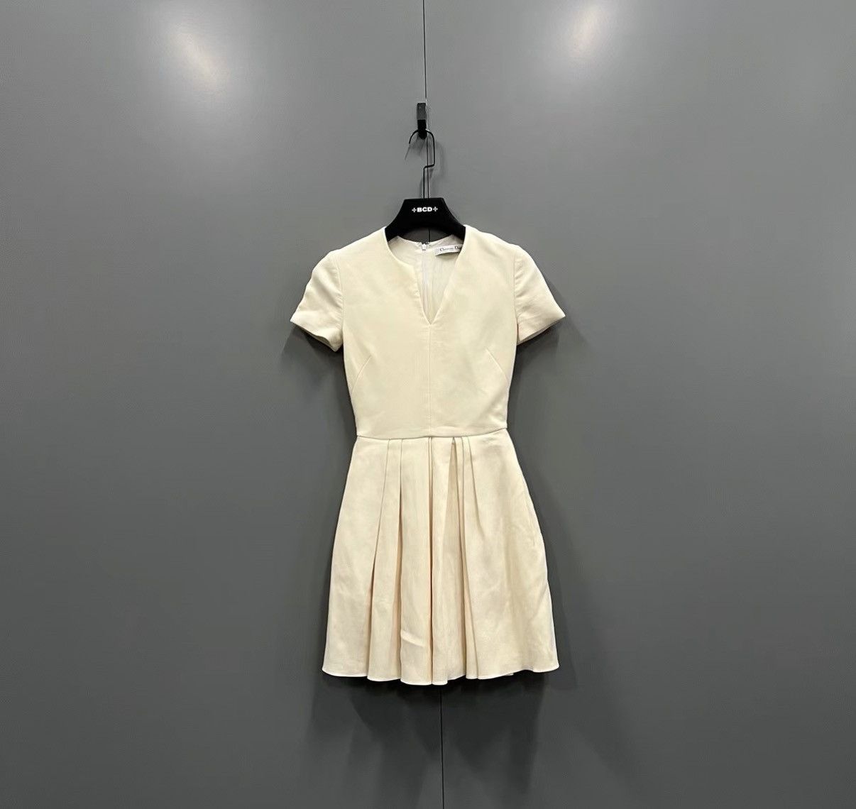 Dior Dior Beige V-neck Short-sleeve Dress J41 Size XS / US 0-2 / IT 36-38 - 1 Thumbnail