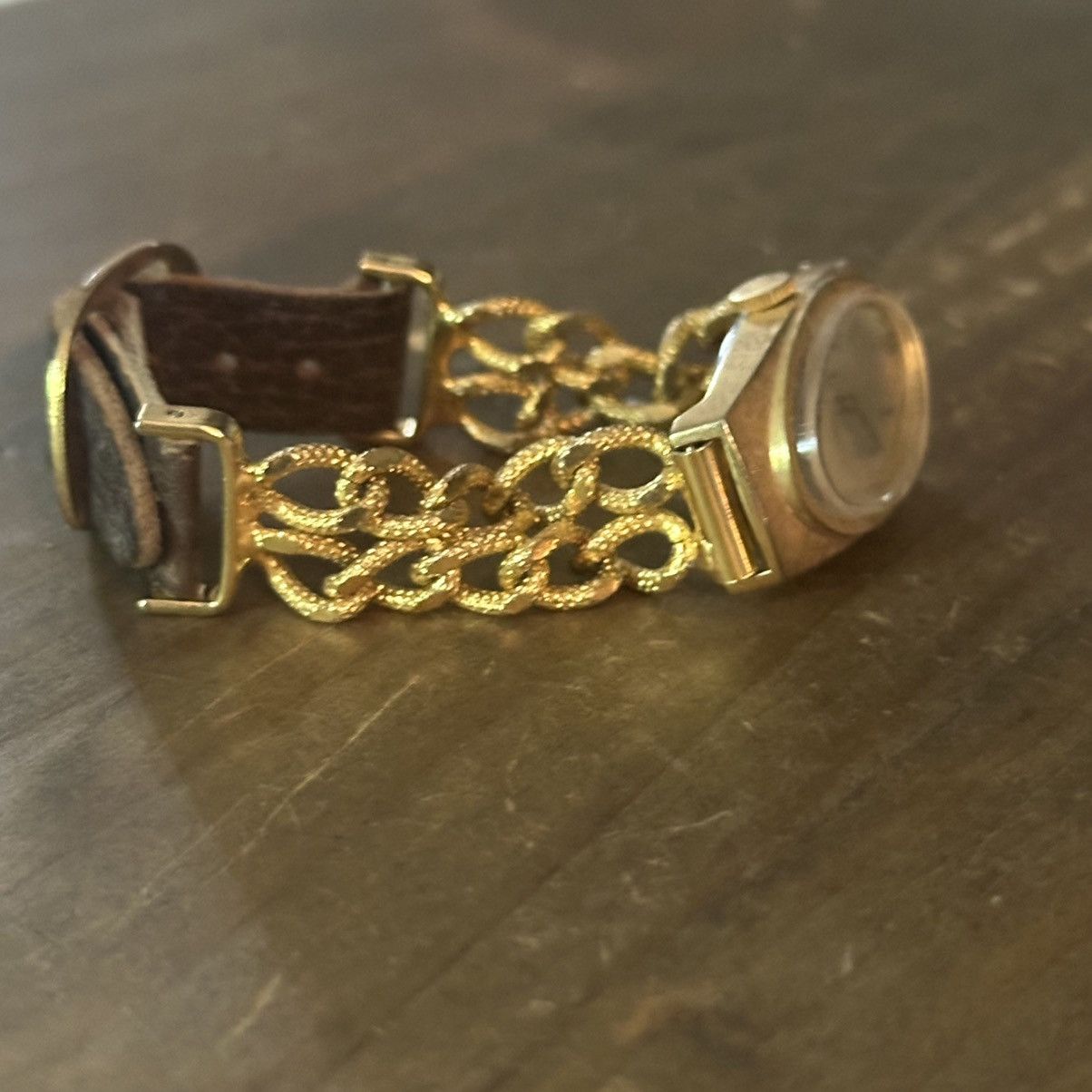 Vintage Vintage Lucerne gold tone chain and leather band watch Size ONE SIZE - 7 Thumbnail