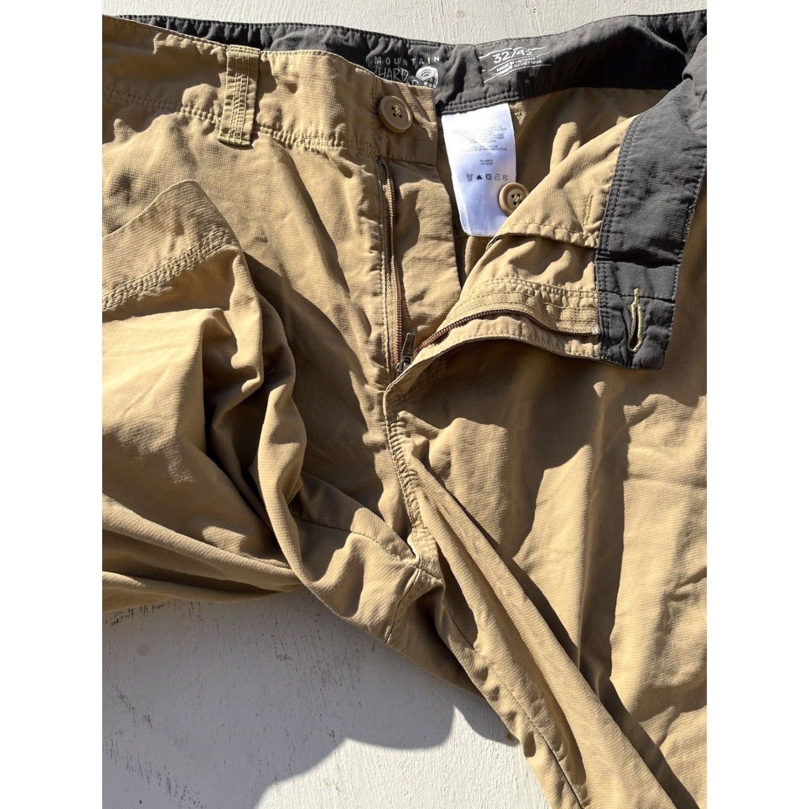 Mountain Hardwear Mountain Hardwear Shorts Beige Solid 32 Nylon Zip Hiking Outdoors Men’s Regular Jumper? Size US 32 / EU 48 - 7 Thumbnail