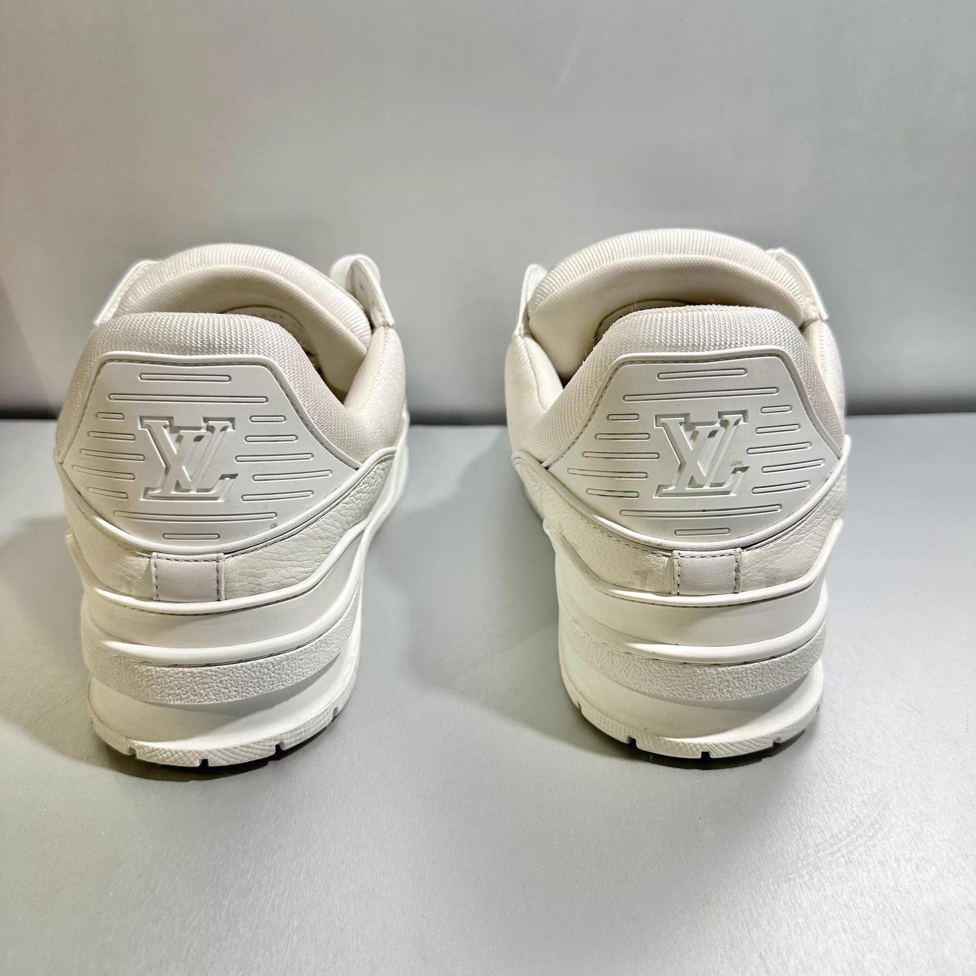 Louis Vuitton LV Trainer Monogram White Size 10/44 Excellent Condition Size US 10 / EU 43 - 5 Thumbnail