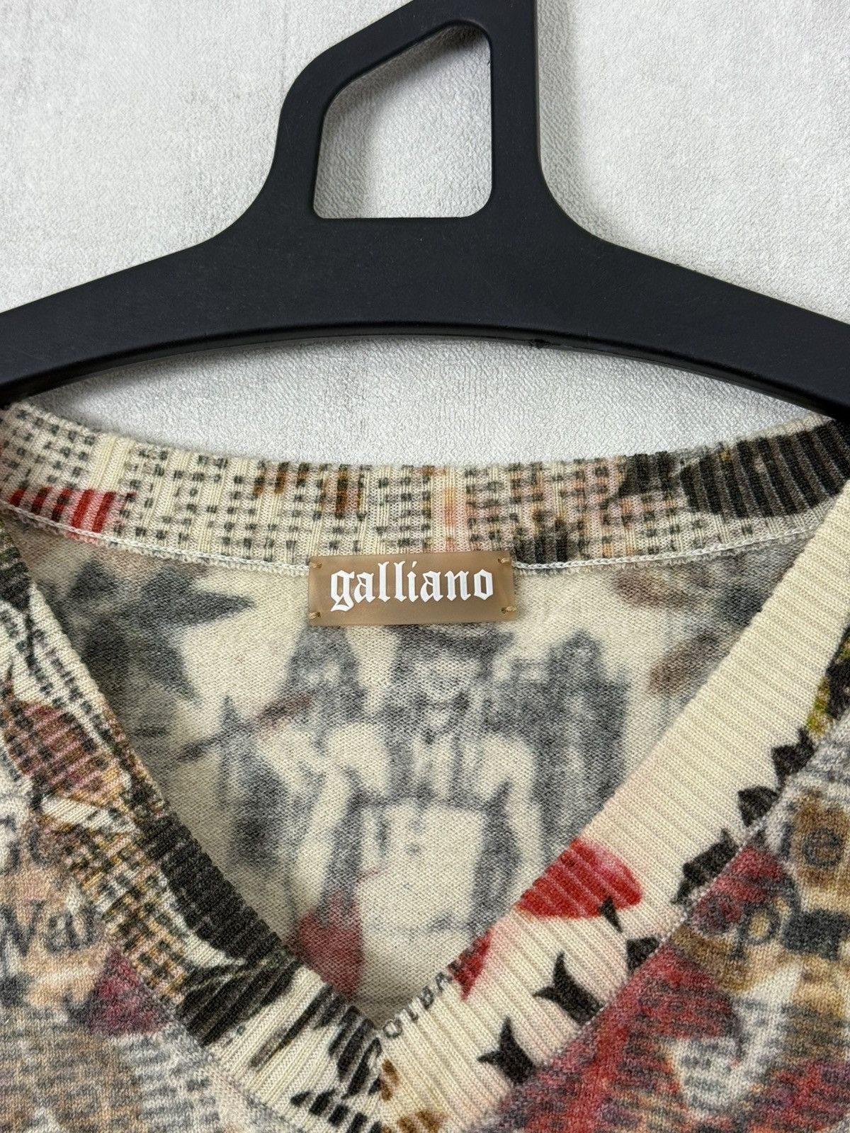 John Galliano John Galliano Newspaper Floral Print V-Neck Wool T-Shirt Size M / US 6-8 / IT 42-44 - 9 Thumbnail
