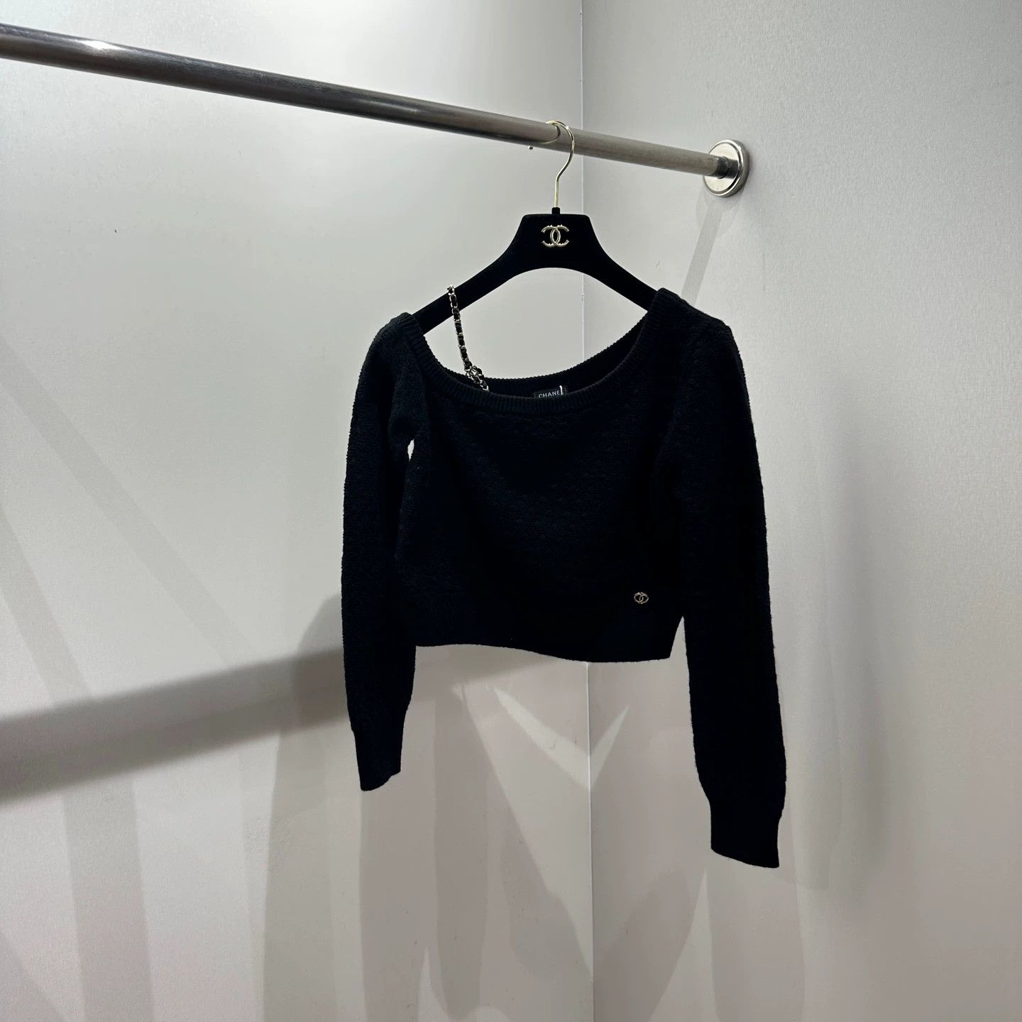 Chanel Chanel 23B Cashmere Off-Shoulder Chain Sweater 36 Size XS / US 0-2 / IT 36-38 - 1 Thumbnail