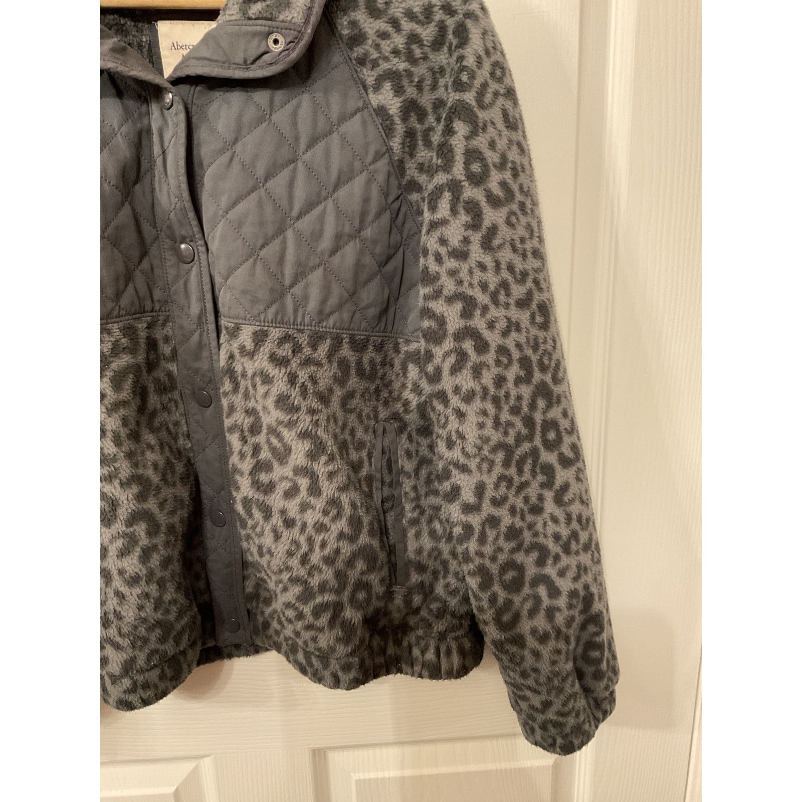 Abercrombie & Fitch Abercrombie&Fitch Gray Quilted Leopard Snap Button Fleece, M Size M / US 6-8 / IT 42-44 - 5 Thumbnail