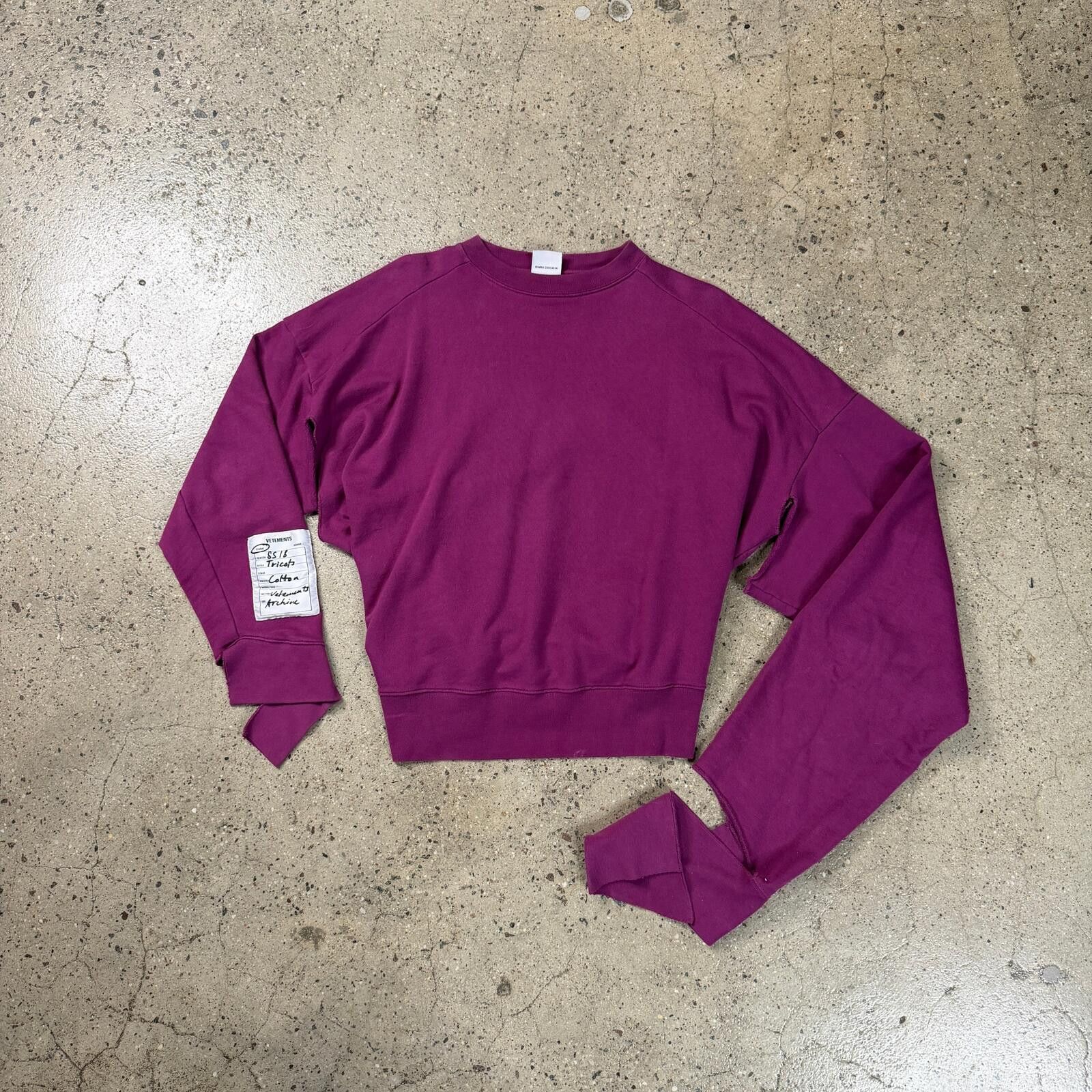 Vetements Vetements Asymmetric Sweater Size US S / EU 44-46 / 1 - 1 Thumbnail