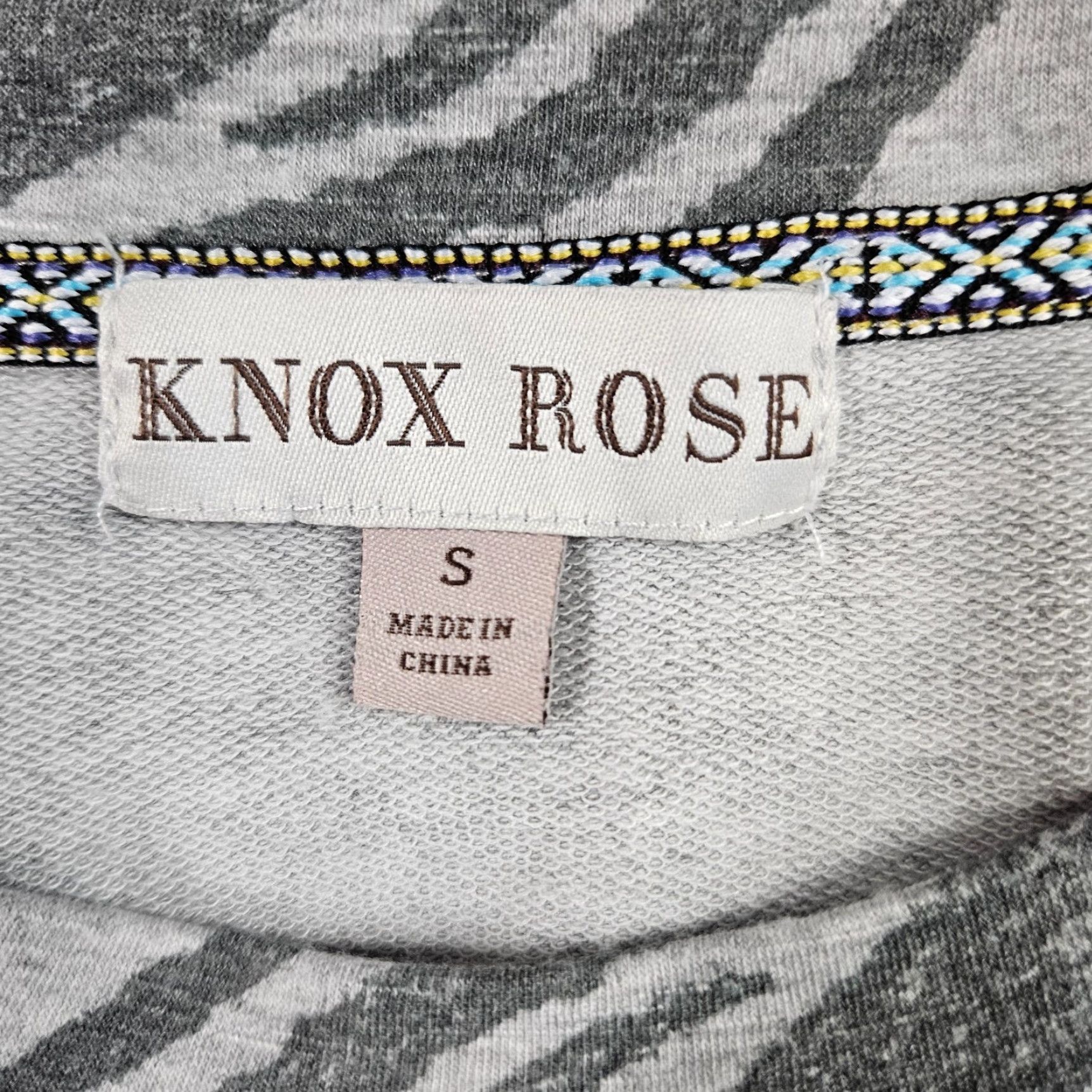 Vintage Knox Rose Womens Top Sz Small Gray Animal Print Twisted Front Long Sleeve Pullover Round Neck Size S / US 4 / IT 40 - 6 Thumbnail