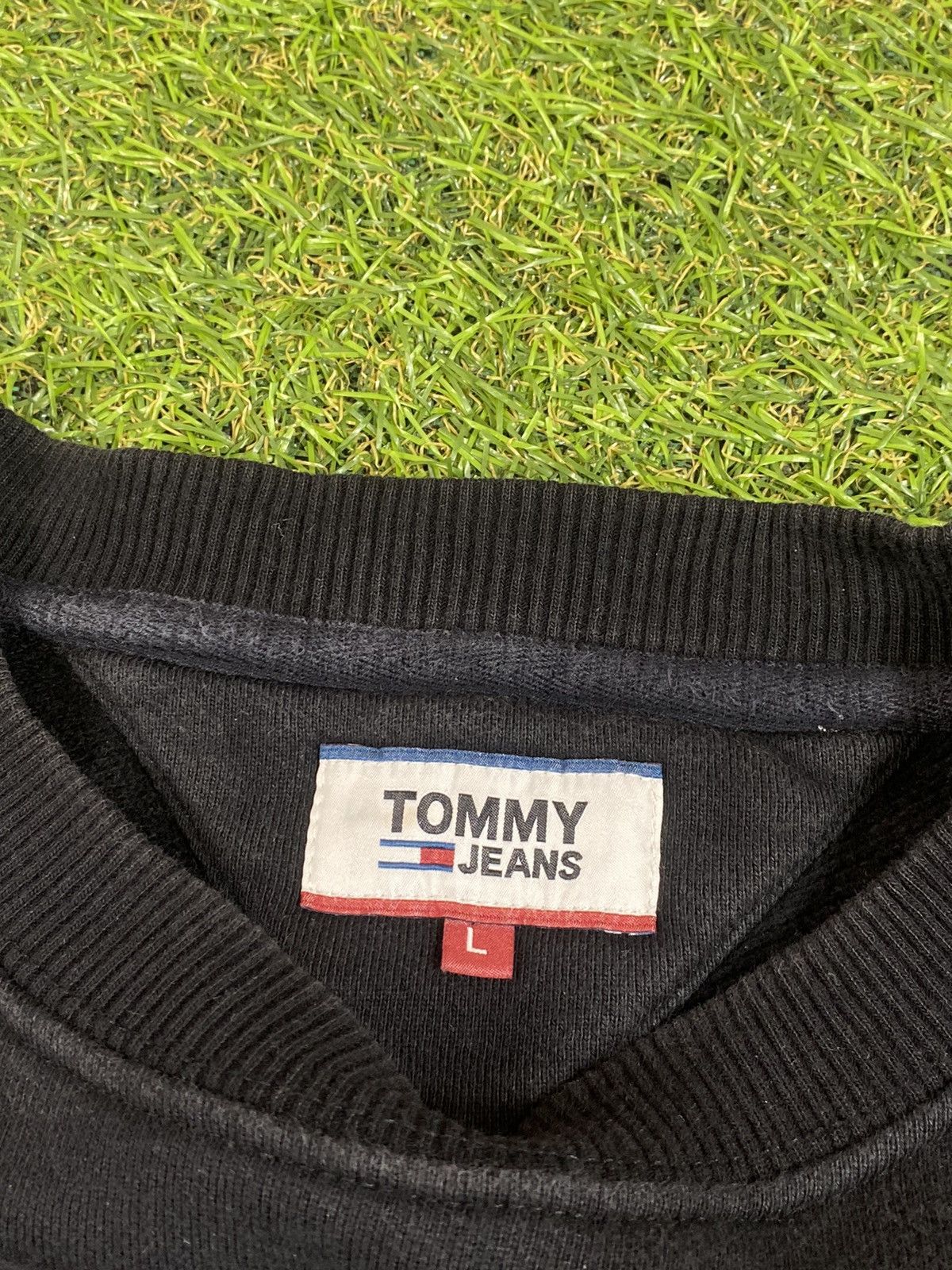 Tommy Hilfiger × Vintage Vintage Y2K Tommy Hilfiger sweatshirt crewneck size L Size US L / EU 52-54 / 3 - 4 Thumbnail