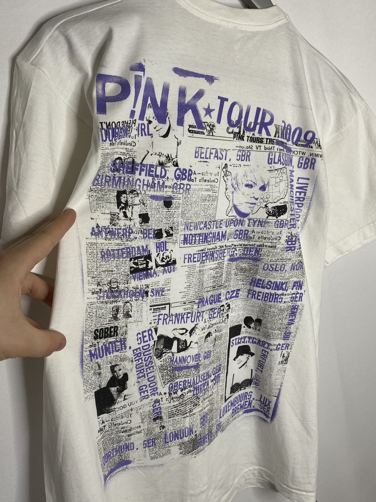 Band Tees 🎶Vintage Pink Tour 2009 T-Shirt Tee Y2K Rare🎶 Size US M / EU 48-50 / 2 - 8 Thumbnail