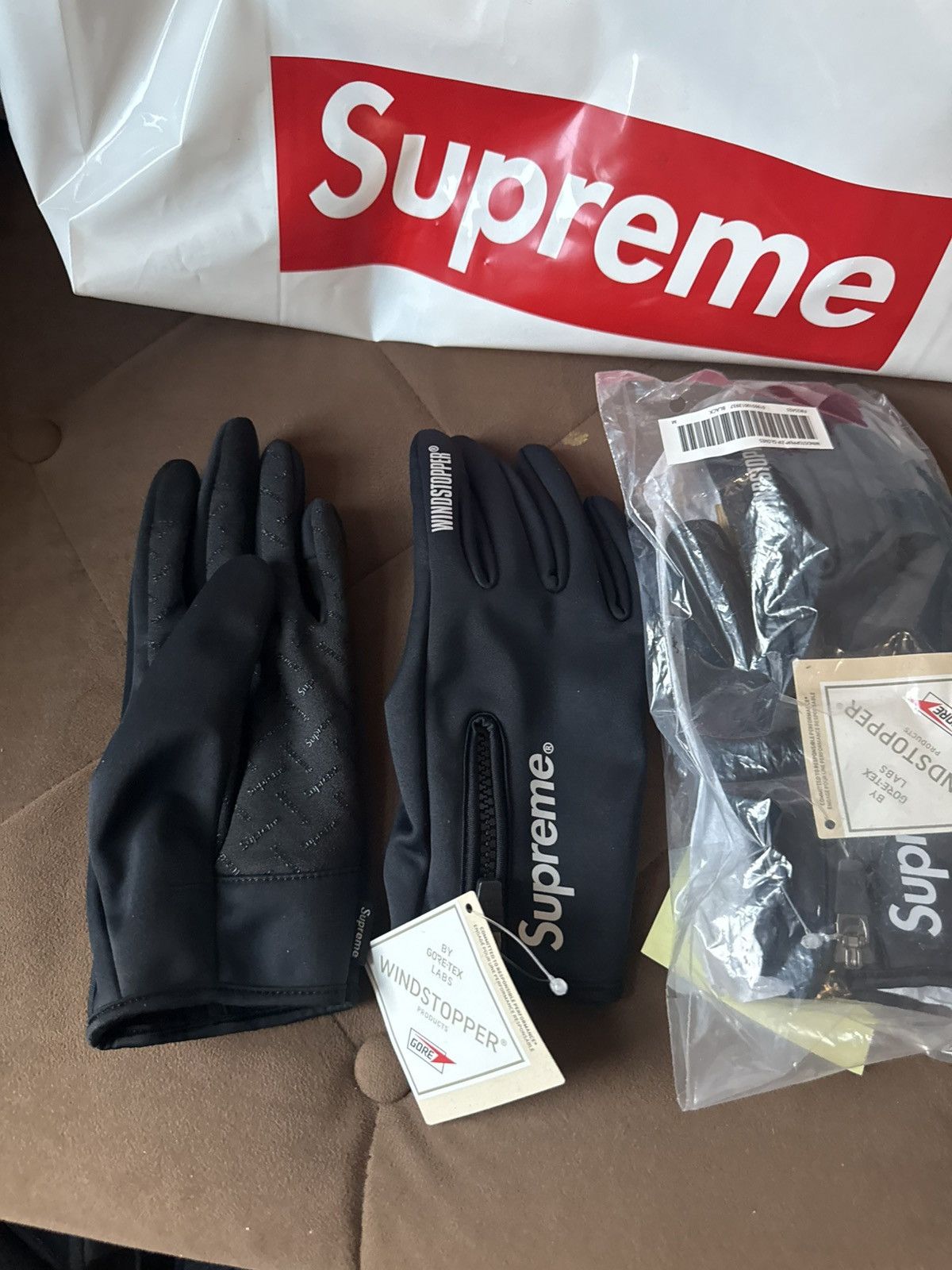 Supreme Supreme windstopper gloves F/W25 week 19 Size 34 - 2 Thumbnail