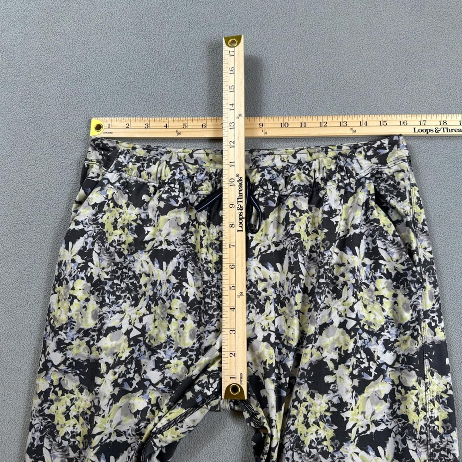 Lululemon Lululemon Womens Jogger Pants 8 Floral Print Jet Crop Size 30" / US 8 / IT 44 - 3 Thumbnail