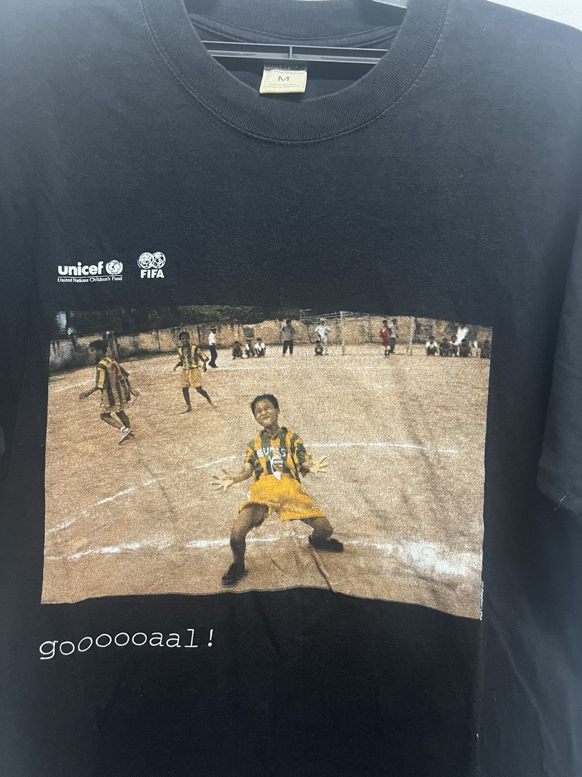 Vintage Vintage 90’s Unicef Paul Lowe / Magnum Artwork Tee Size US L / EU 52-54 / 3 - 2 Thumbnail