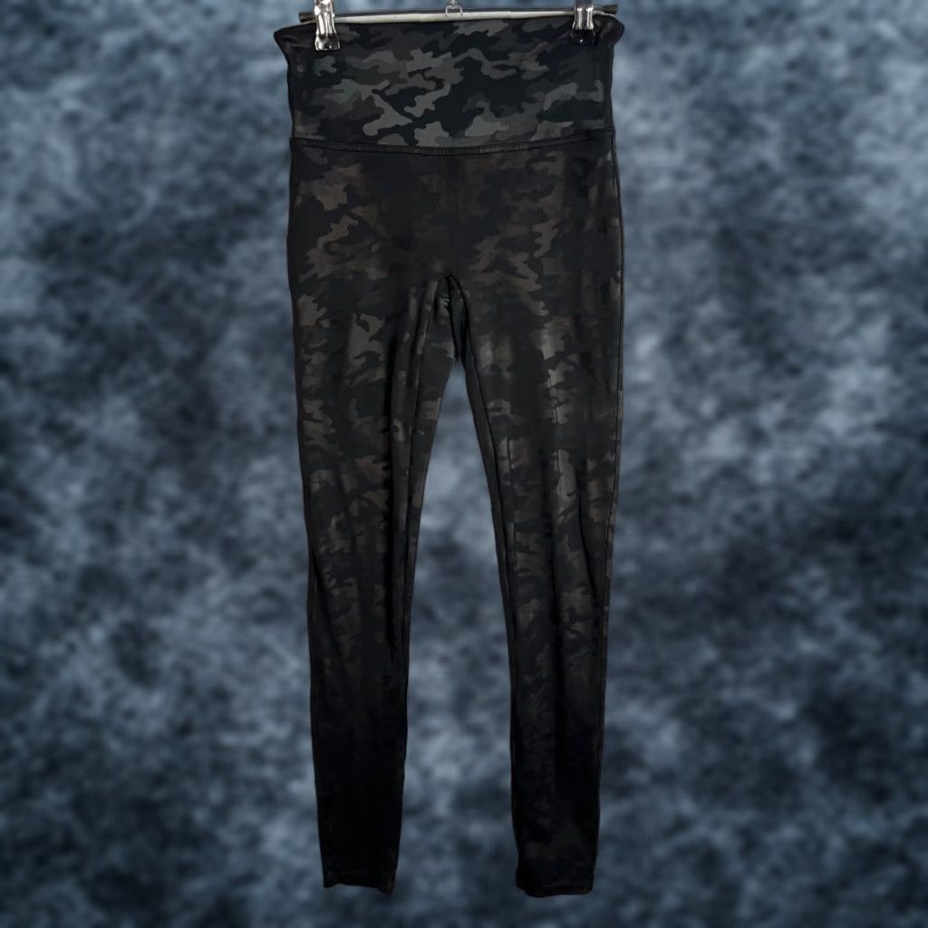 Spanx Spanx Leggings Womens Size M High-Waisted Black Camo Nylon Inseam 28in Camouflage 8/10 Vintage/Used Womens Size 32" / US 10 / IT 46 - 1 Thumbnail