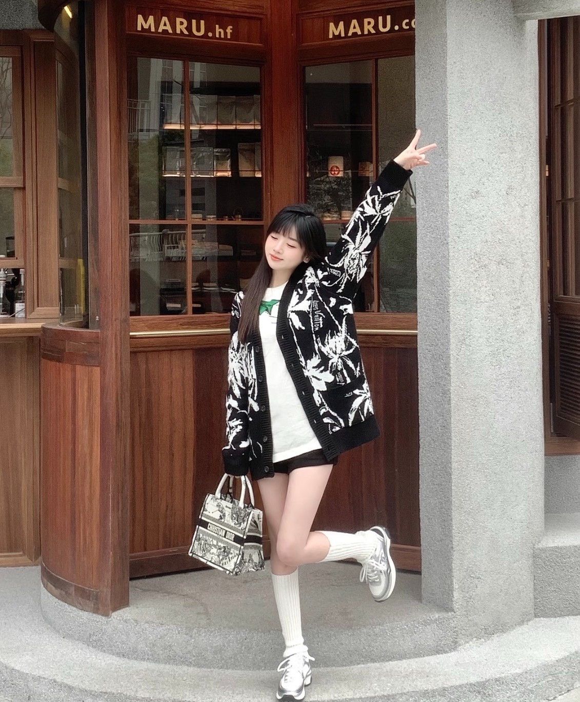 Louis Vuitton Louis Vuitton Black White Palm Tree Logo Cardigan Size US M / EU 48-50 / 2 - 8 Thumbnail