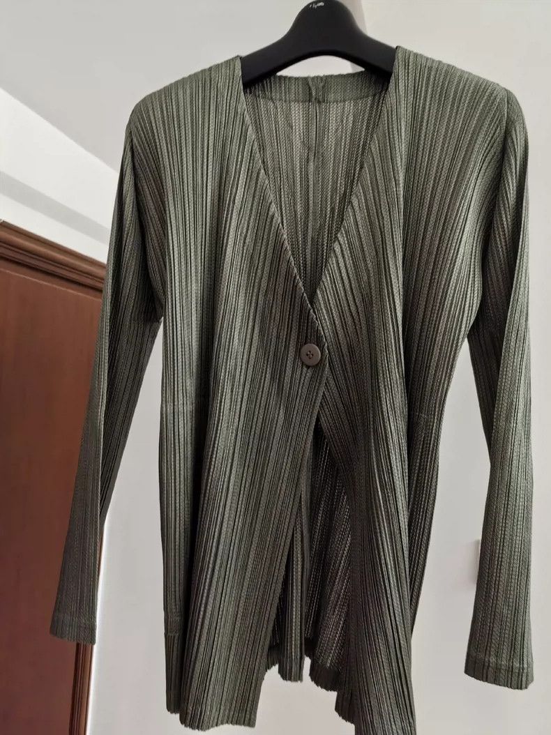 Issey Miyake issey miyake A button on a dark green coat 2505-Nextarrow Size M / US 6-8 / IT 42-44 - 1 Thumbnail