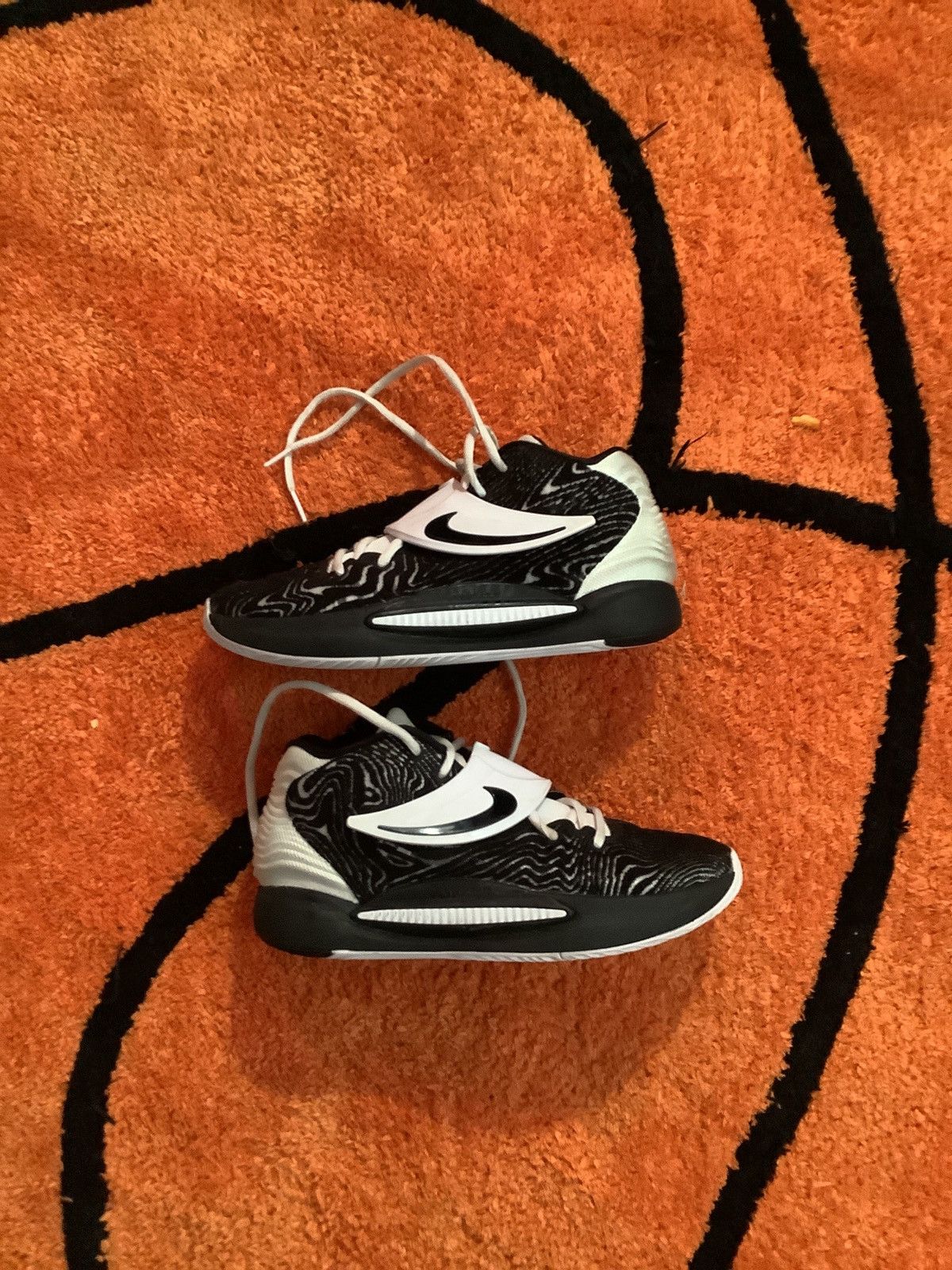 kd14 black and white