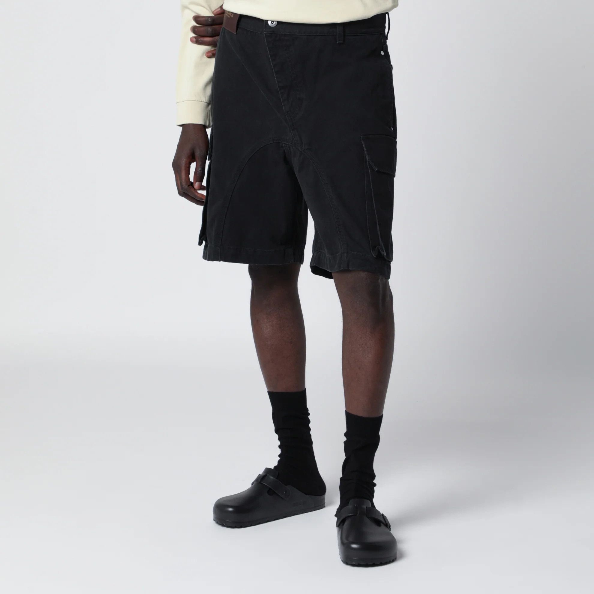 JW Anderson o1d2blof0526 Patch Pocket Shorts in Black Size US 32 / EU 48 - 2 Thumbnail