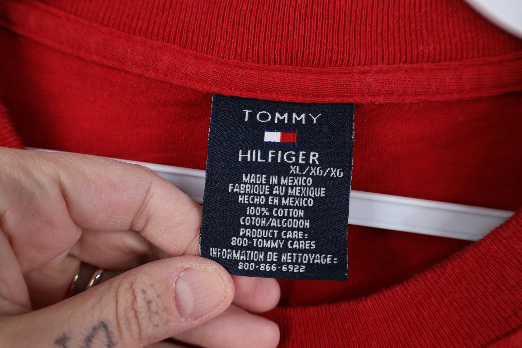 Tommy Hilfiger Vintage 90s Tommy Hilfiger Center Logo T-Shirt Red Cotton Size US XL / EU 56 / 4 - 7 Thumbnail