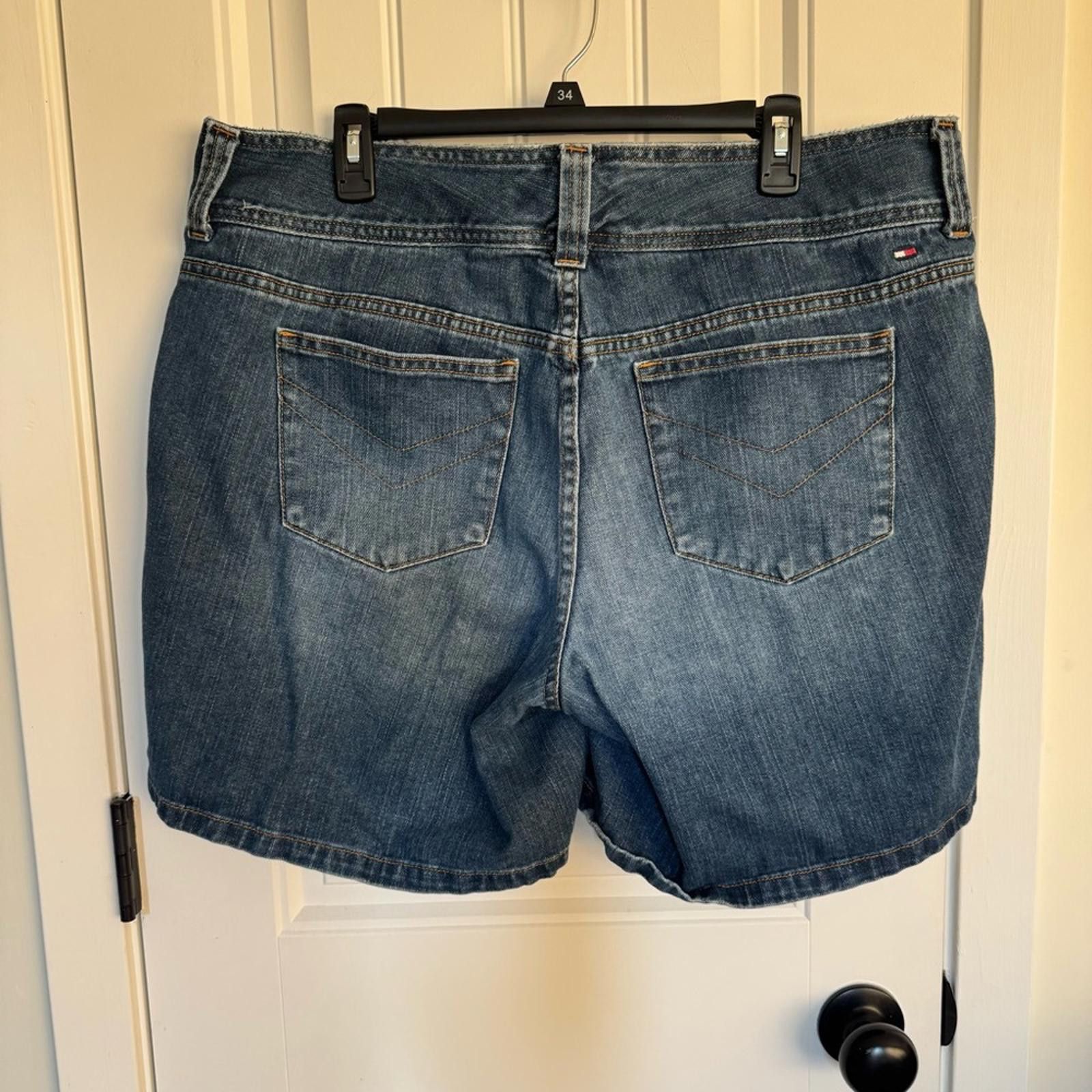 Tommy Hilfiger VTG Tommy Hilfiger 18 Denim with Red and Gold Accents- 2005 Size 40" / US 18 - 2 Thumbnail