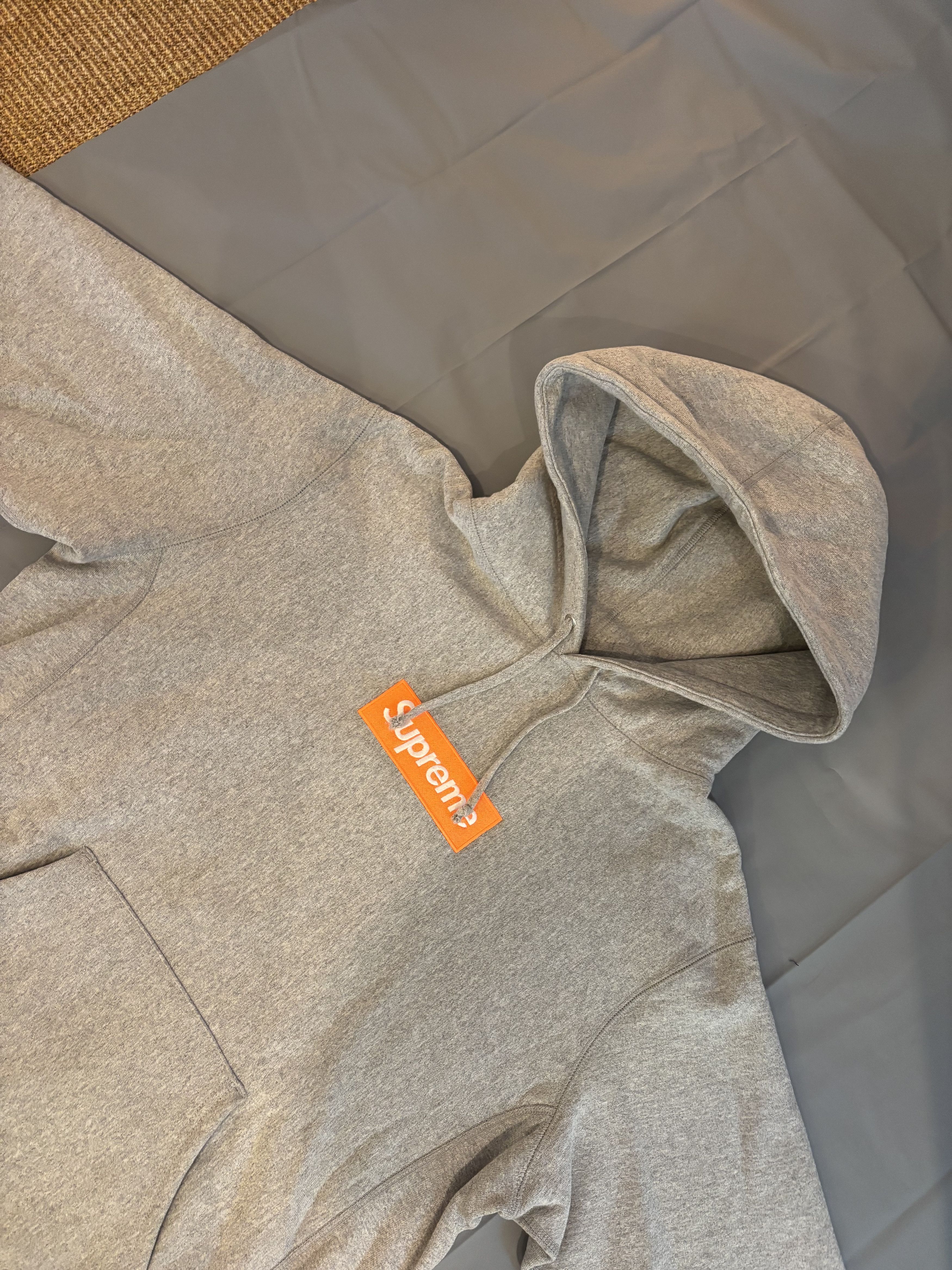Supreme Sweat à capuche Supreme gris logo orange en tbe Size US L / EU 52-54 / 3 - 4 Thumbnail