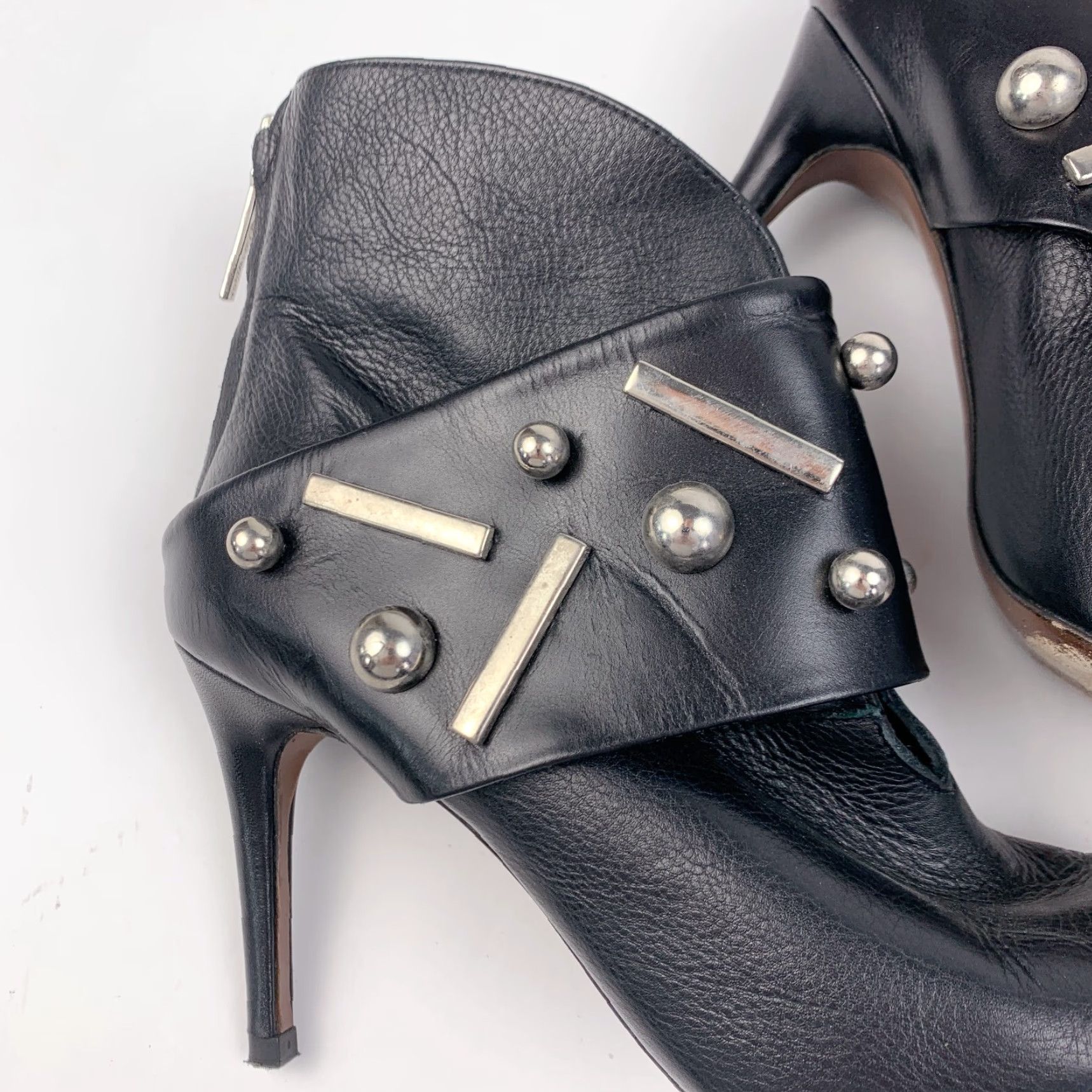 Donald Pliner VINTAGE Donald Pliner Vero Cuoio Black Silver Studded Zip Bootie Heels 7.5 M Womens Pump Leather Vintage Yes Black 7.5M Heel Bootie Shoes Size US 8 / IT 38 - 4 Thumbnail