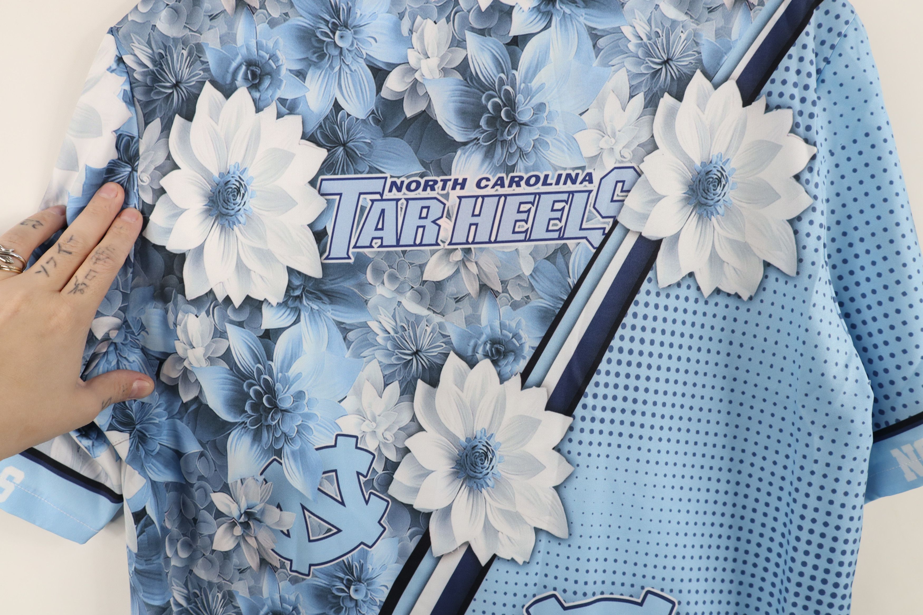 Vintage New Print University of North Carolina Hawaiian Button Shirt Size US S / EU 44-46 / 1 - 11 Thumbnail