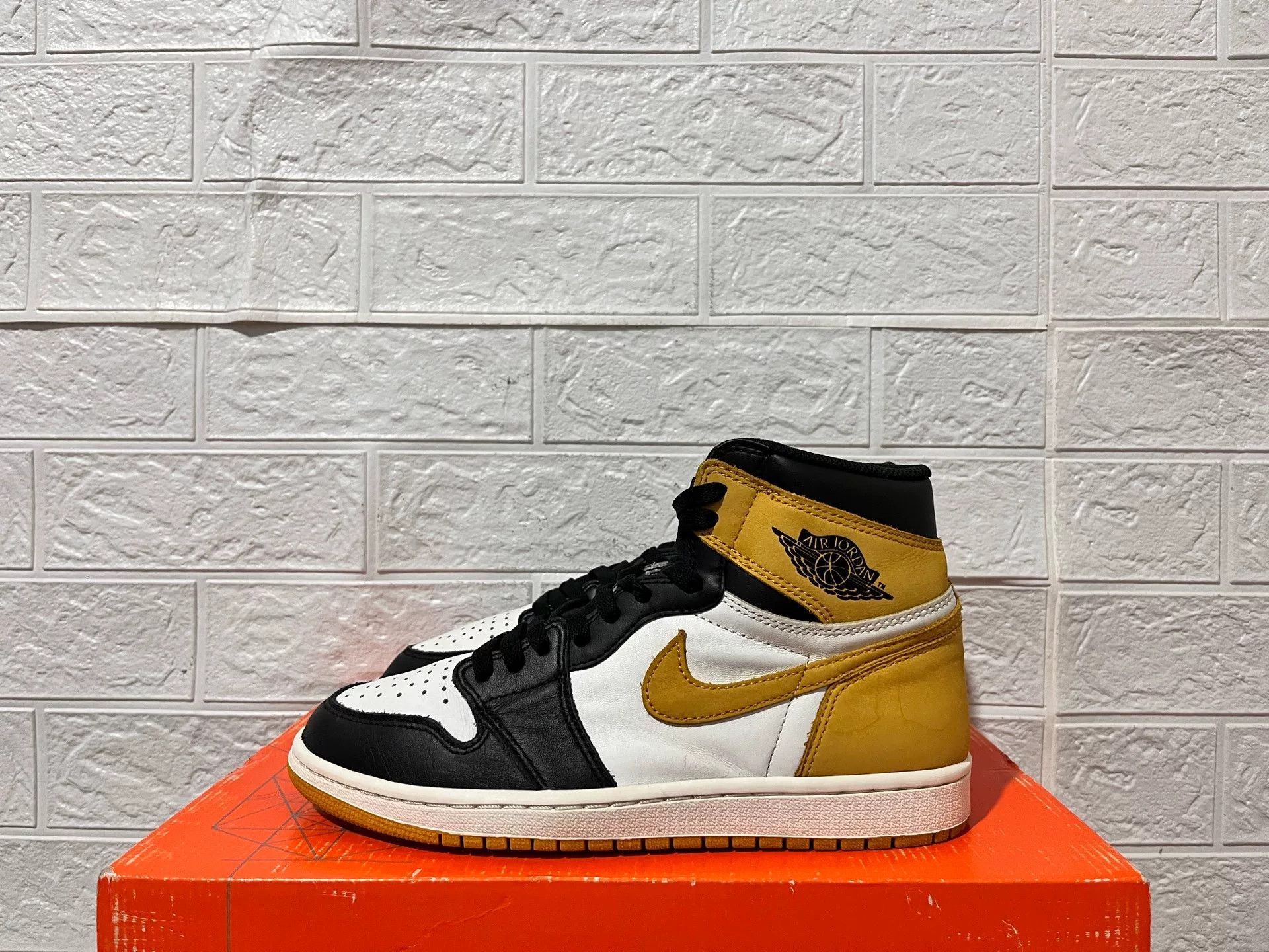Nike Nike AJ1 Yellow Lowtop Sneakers 8 Men Size US 8 / EU 41 - 1 Thumbnail
