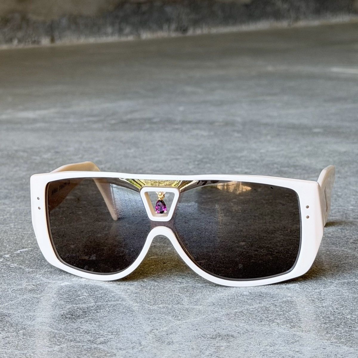 Louis Vuitton Louis Vuitton AW06 RUNWAY Vintage Bindi Garnet Sunglasses Size ONE SIZE - 6 Thumbnail