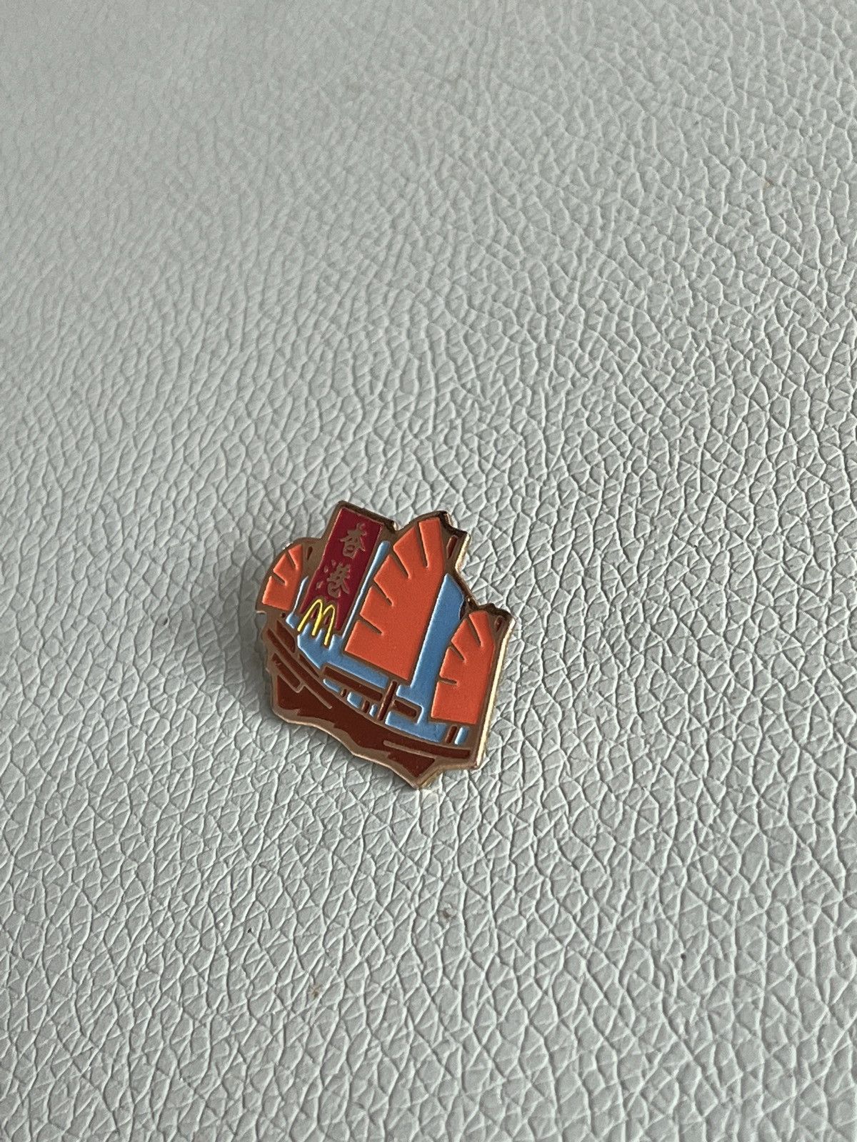 Junk Food × Vintage Mc Donald’s x Hong Kong vintage pin (90’s) Size ONE SIZE - 3 Thumbnail
