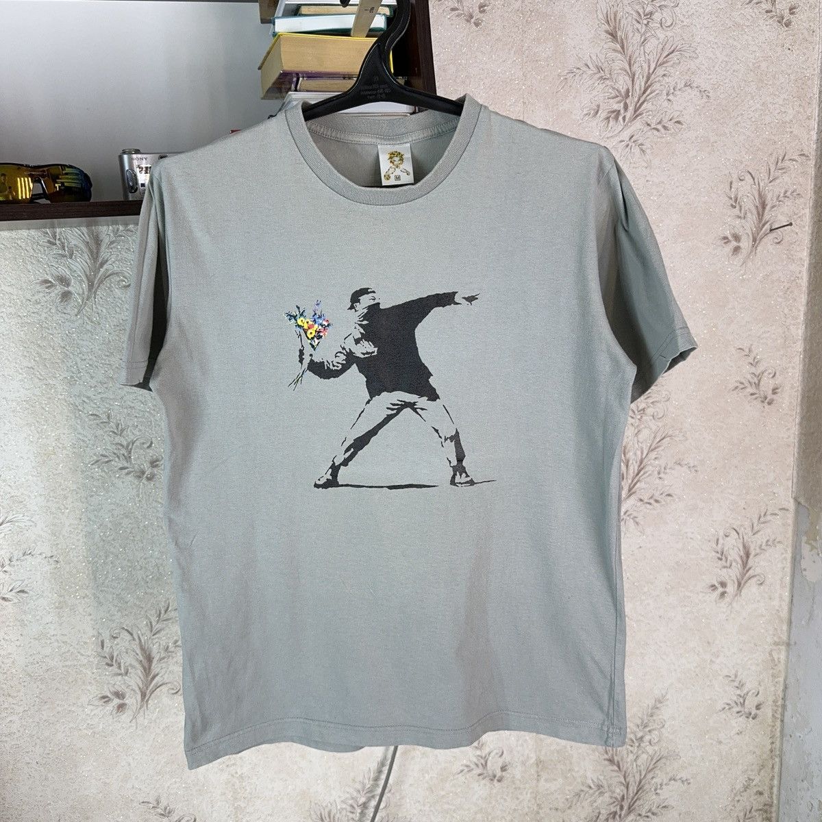 Other Banksy T shirt Art Flower bouquet Thrower molotov Rioter M Size US M / EU 48-50 / 2 - 10 Thumbnail