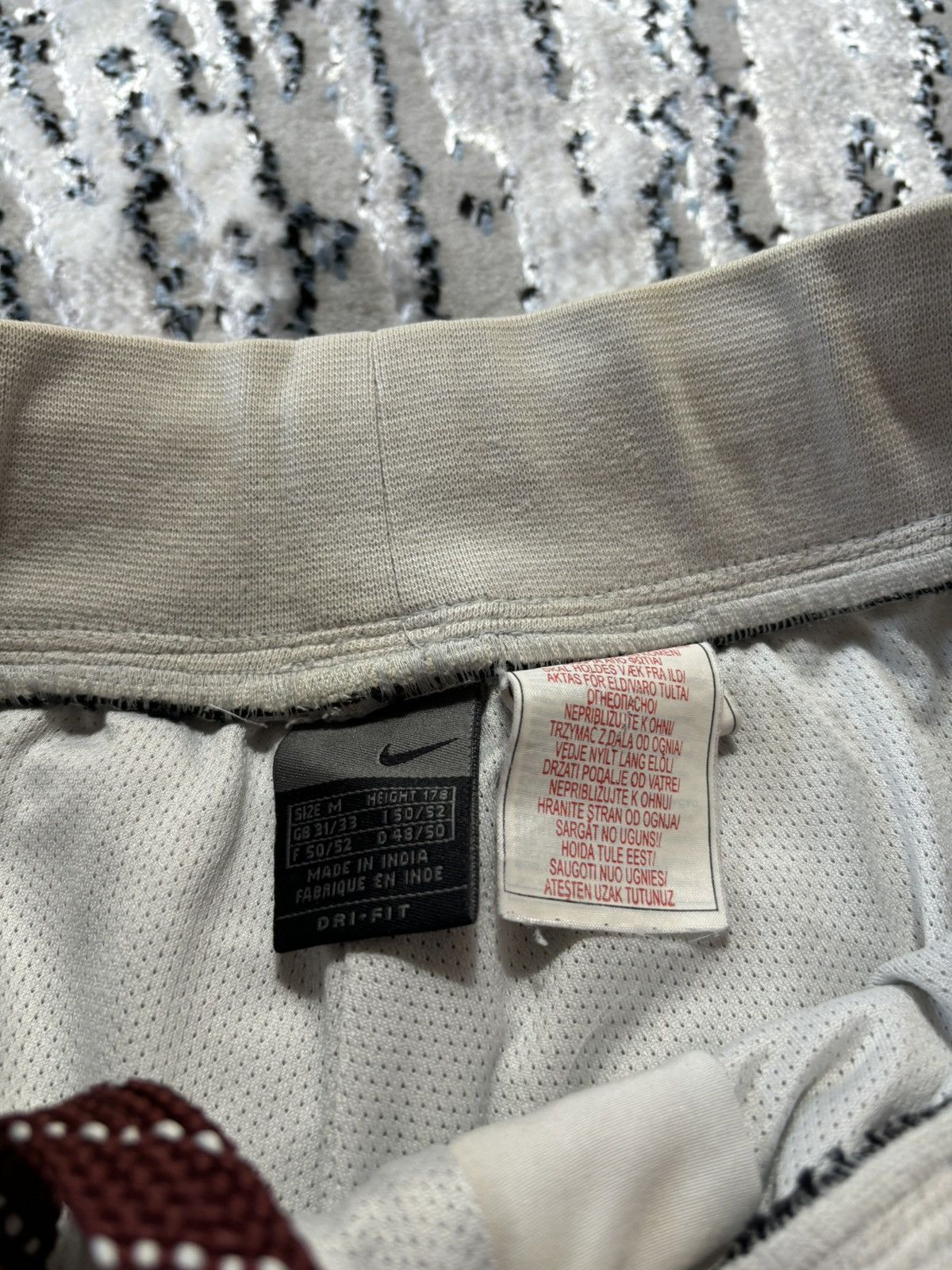 Nike Vintage Nike Y2K Shorts Streetwear Hype Size M Basketball Size US 32 / EU 48 - 4 Thumbnail