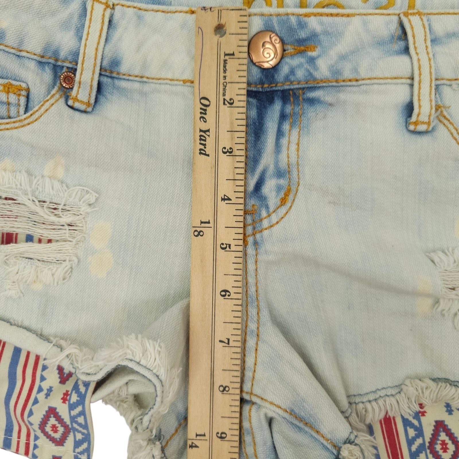 rue21 rue21 Denim Cutoff Shorts 7/8 Light Wash Distressed Aztec Bo Size 32" / US 10 / IT 46 - 4 Thumbnail