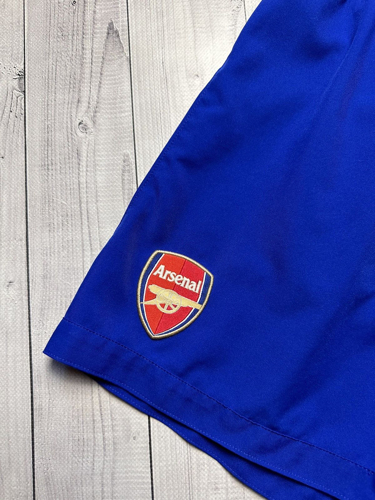Vintage Vintage Nike Arsenal soccer shorts size Xs blue Size US 29 - 2 Thumbnail