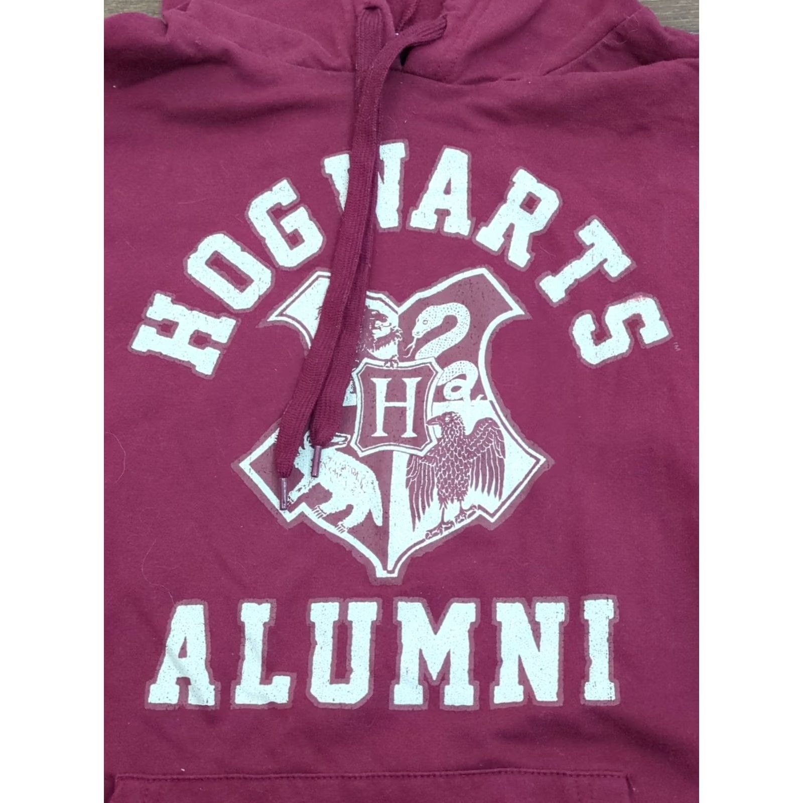 Vintage VINTAGE Hogwarts Alumni Pullover Small Hoodie Sweatshirt Drawstring Harry Potter Unisex Small Burgundy 60/40 cotton polyester Mens Womens Boys Girls Size US S / EU 44-46 / 1 - 2 Thumbnail